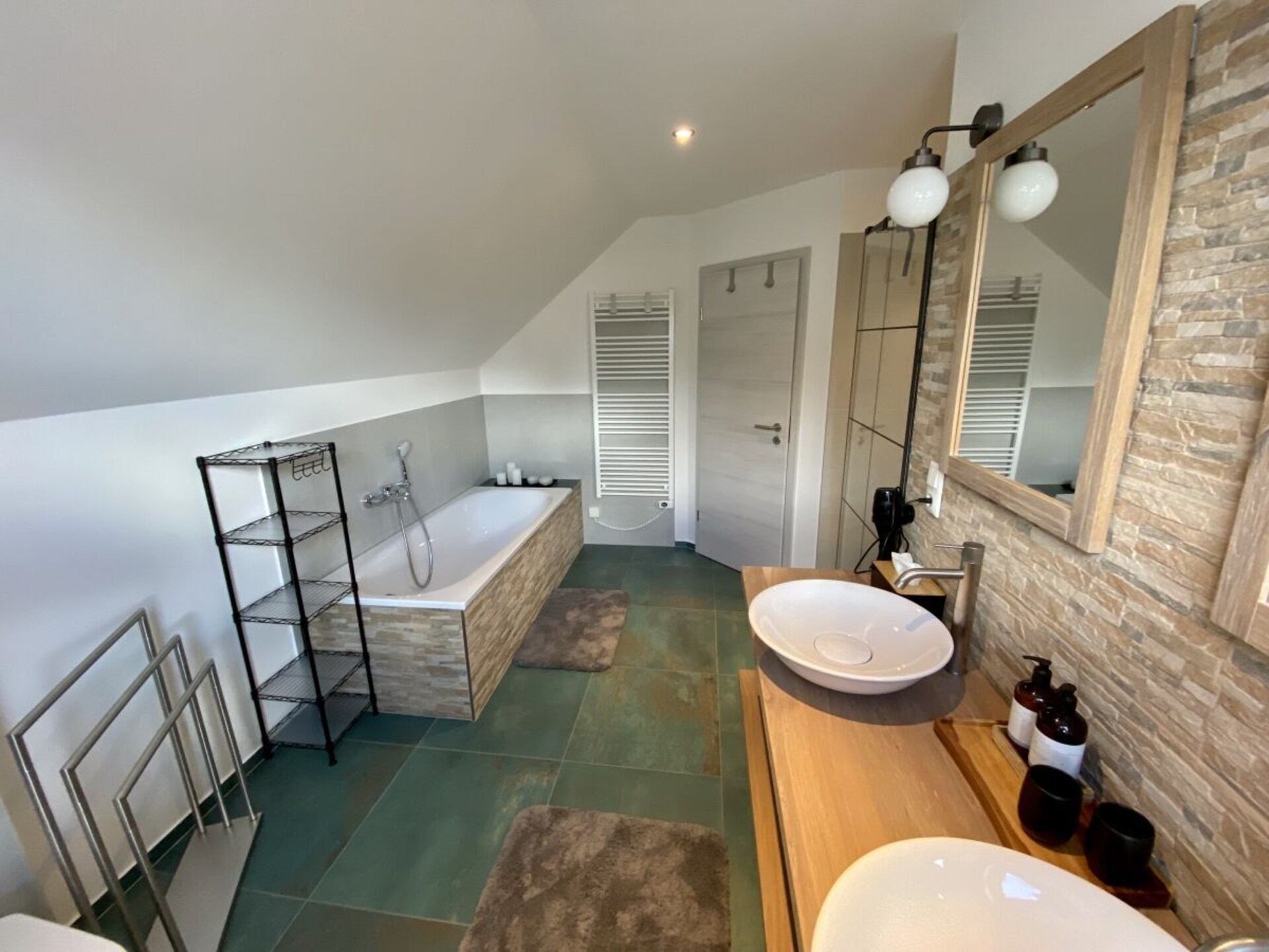 Modern houten vakantiehuis met sauna en zicht op het Great Warinermeer - foto 25