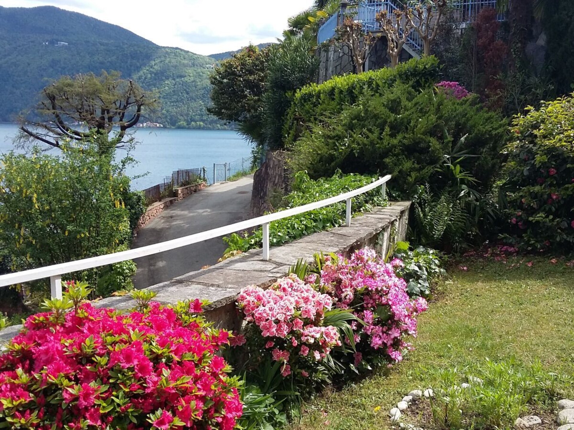 Smaakvol huis aan het Meer van Lugano met privéstrand en panoramisch terras - foto 2