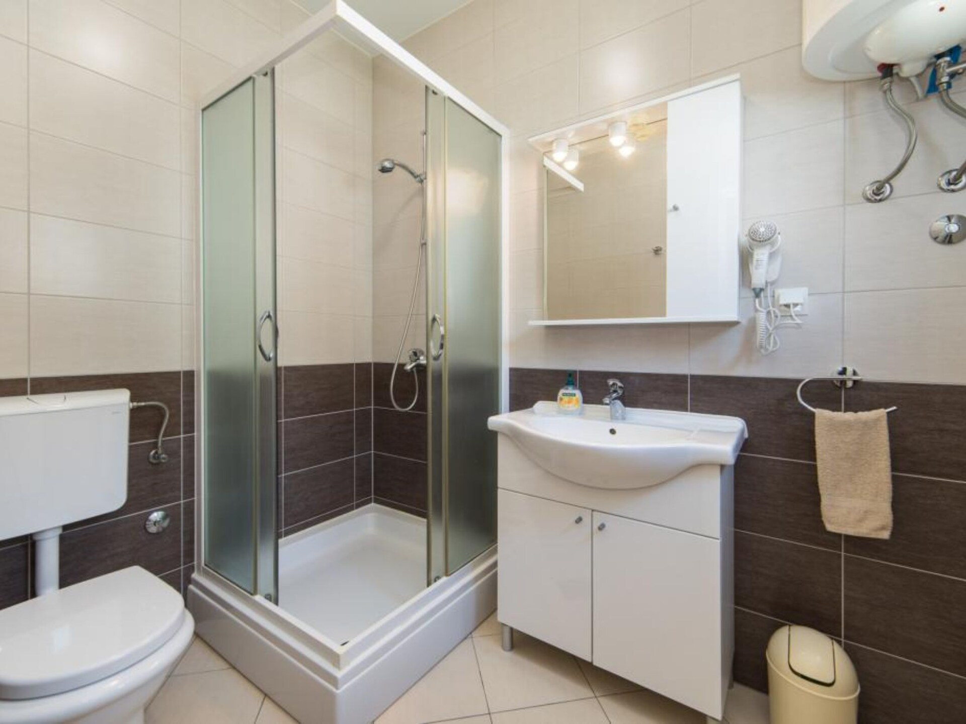 Modern appartement vlakbij zee in centrum Drvenik - foto 9