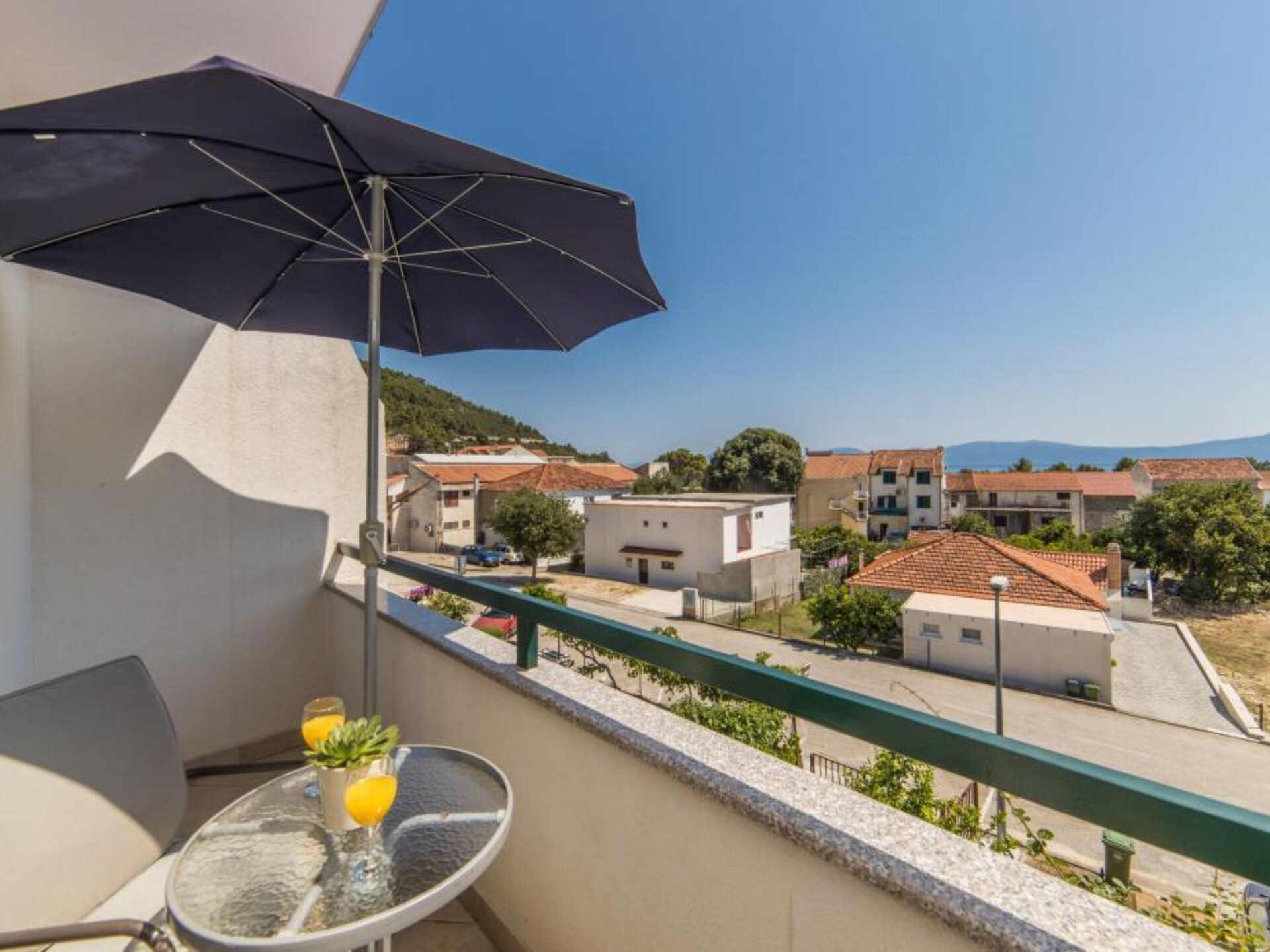 Studio met balkon op 100m van zee in Drvenik, Kroatië - foto 11
