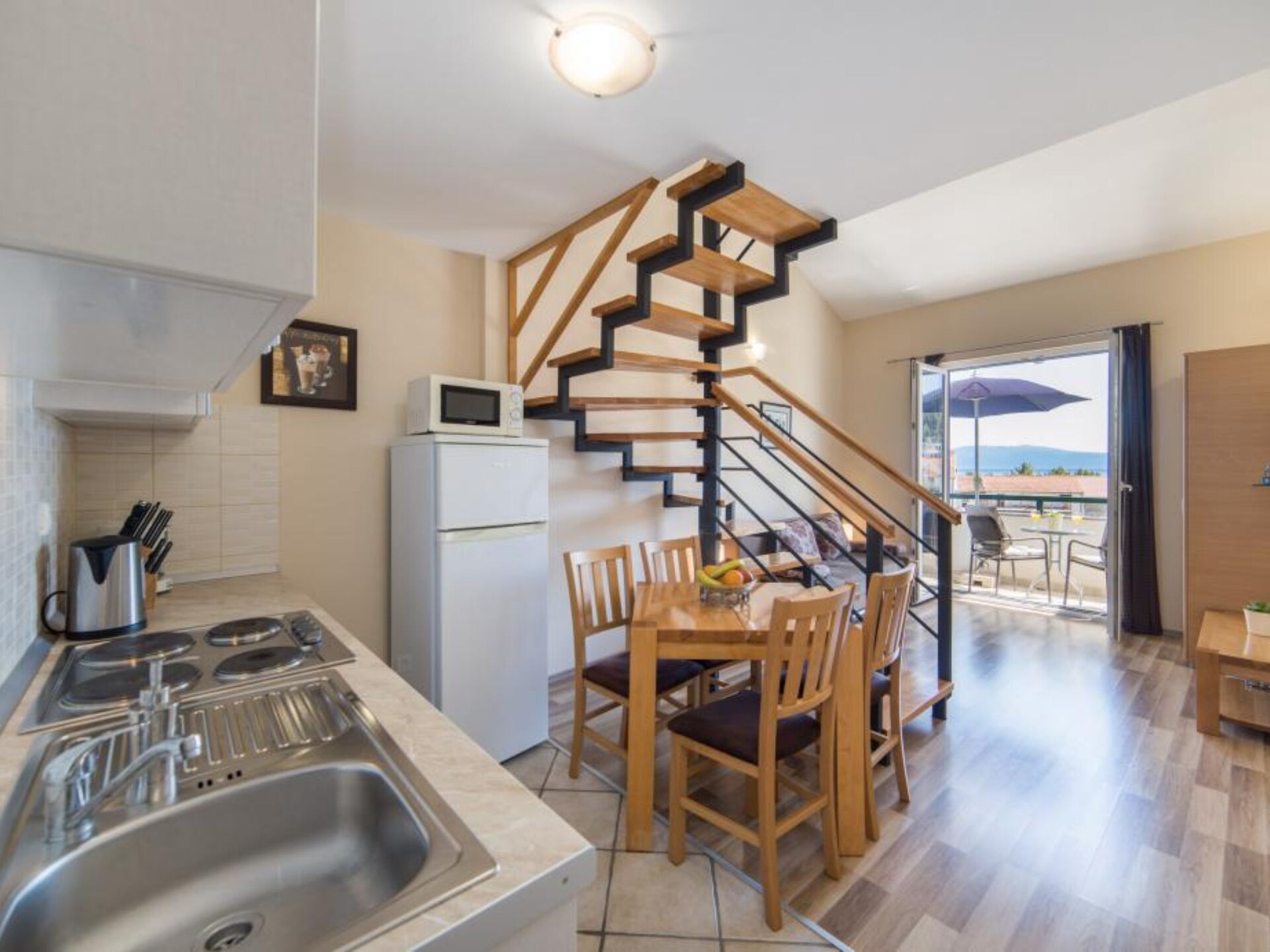 Studio met balkon op 100m van zee in Drvenik, Kroatië - foto 14