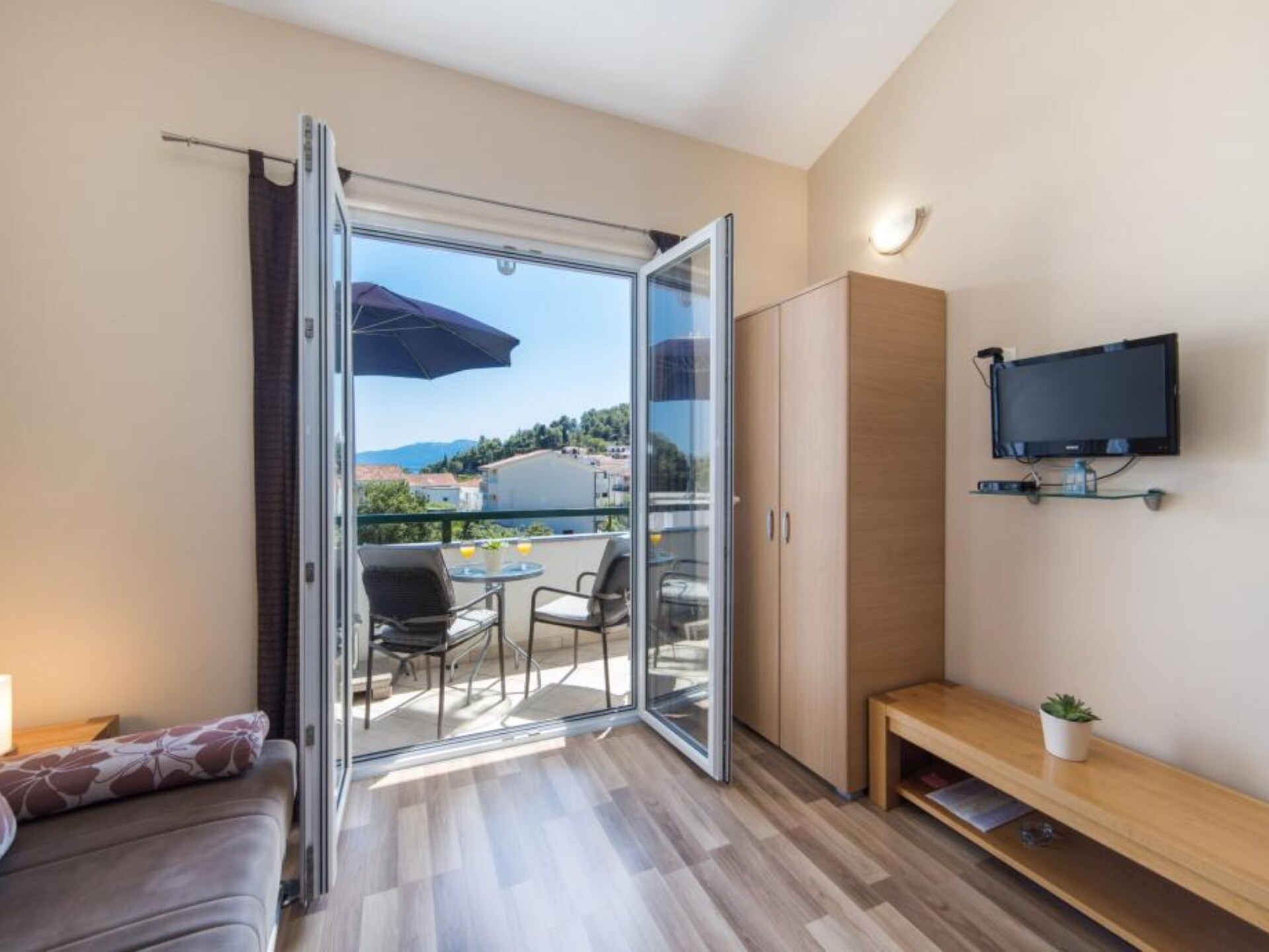 Studio met balkon op 100m van zee in Drvenik, Kroatië - foto 17