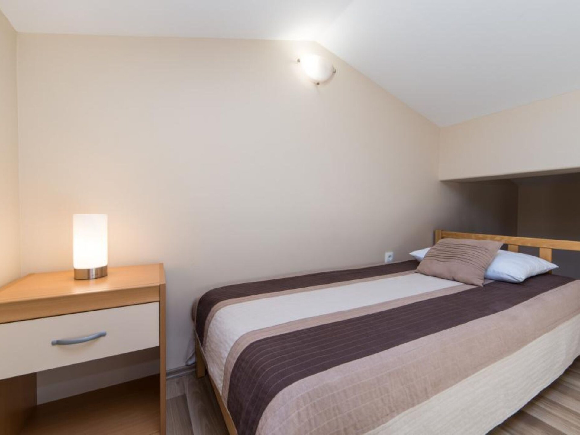 Studio met balkon op 100m van zee in Drvenik, Kroatië - foto 3