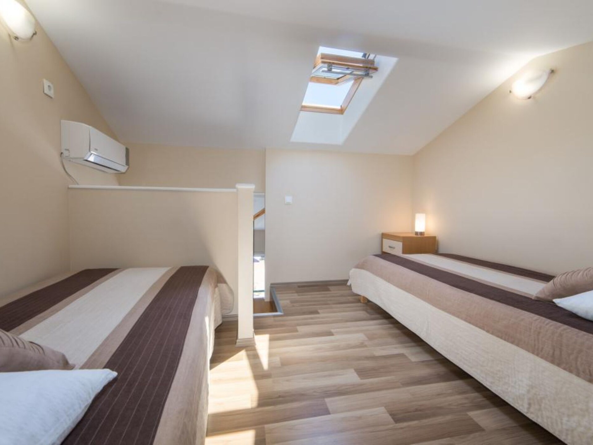 Studio met balkon op 100m van zee in Drvenik, Kroatië - foto 4