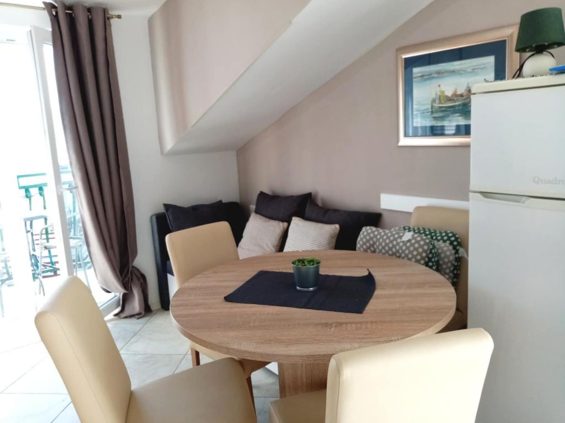 Licht appartement met zeezicht in het centrum van Slatine - foto 1