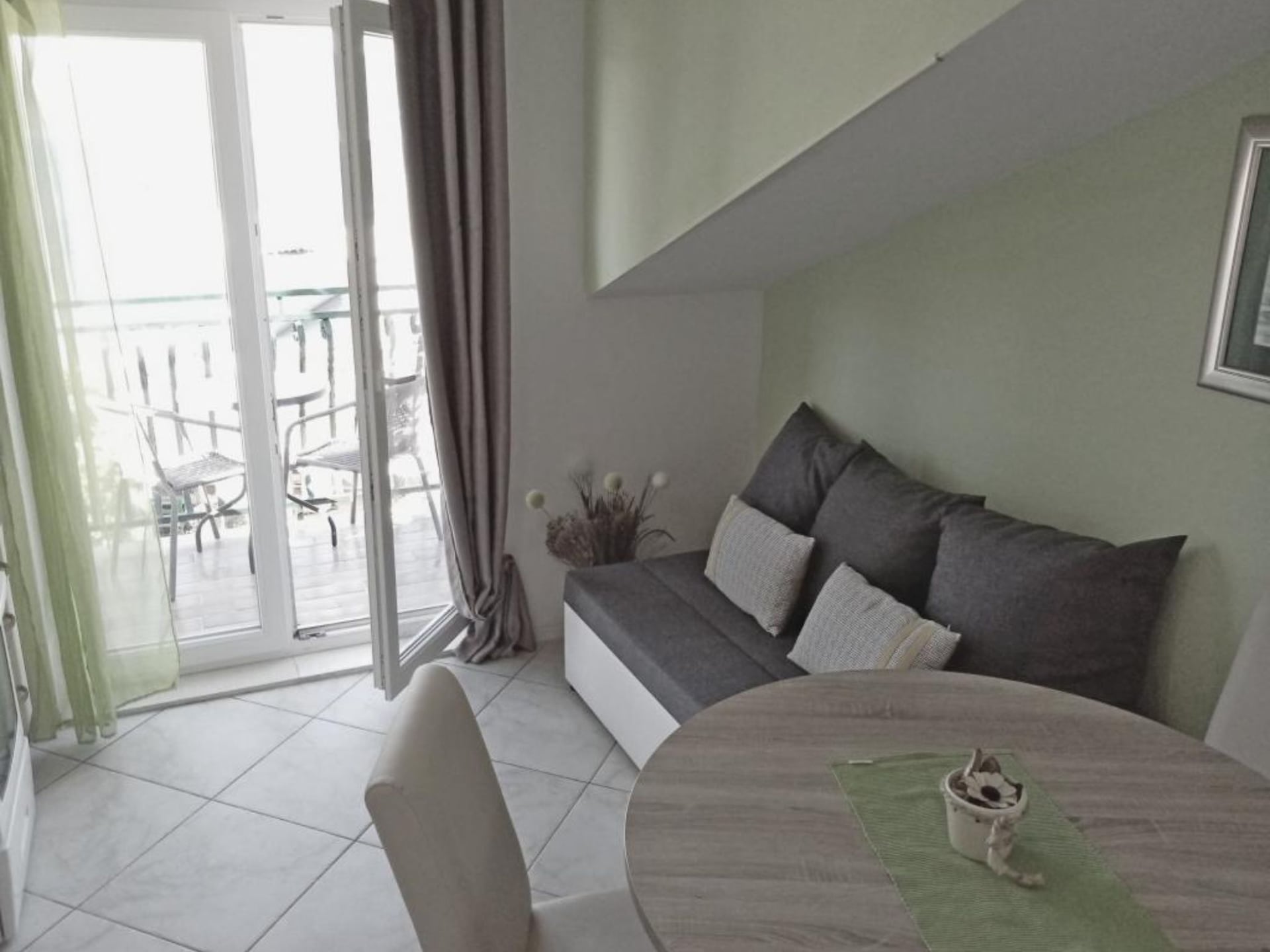 Licht appartement met zeezicht in het centrum van Slatine - foto 2