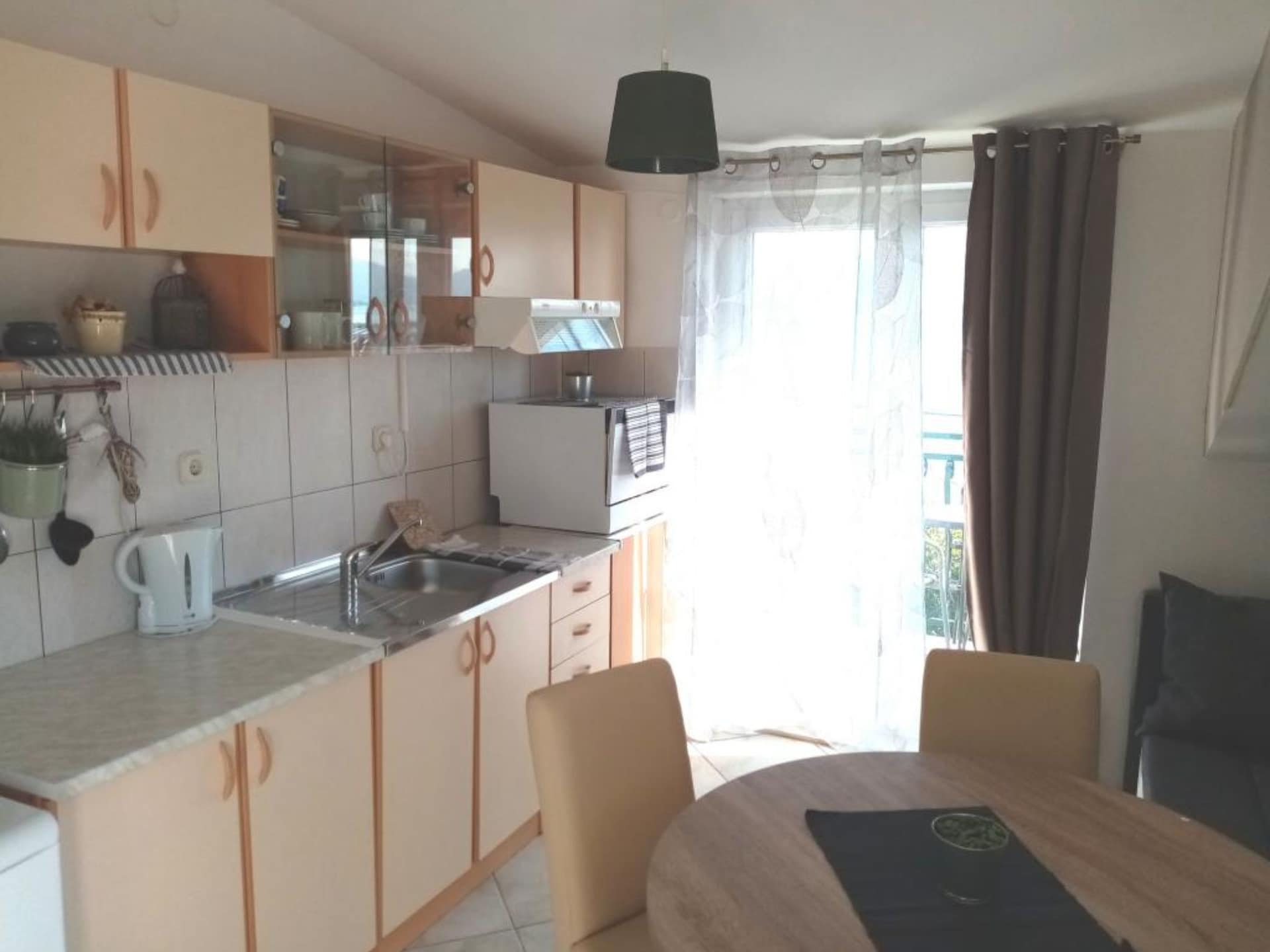Licht appartement met zeezicht in het centrum van Slatine - foto 3