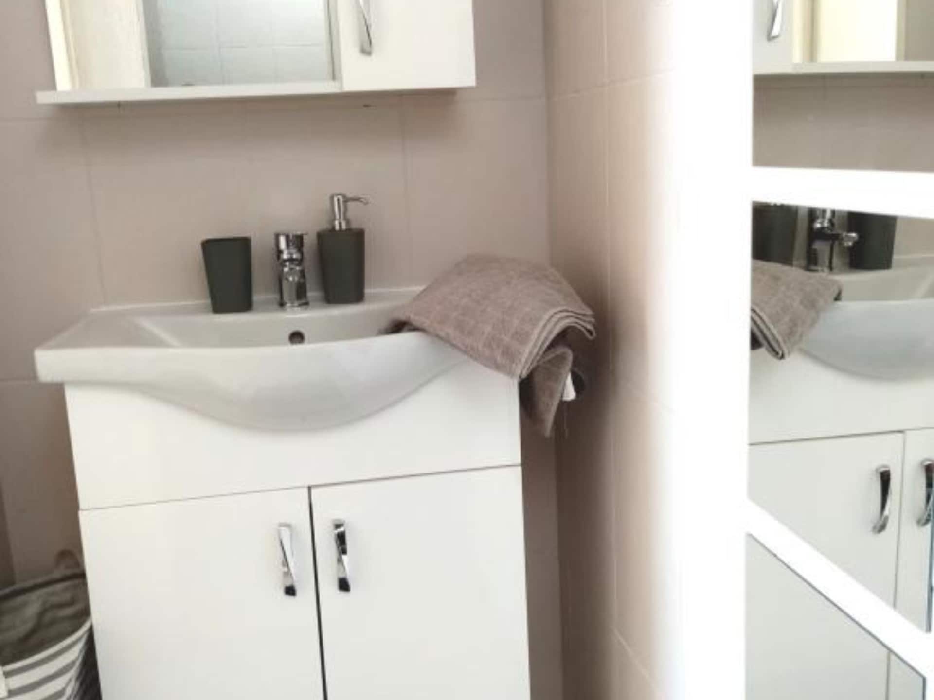 Licht appartement met zeezicht in het centrum van Slatine - foto 8