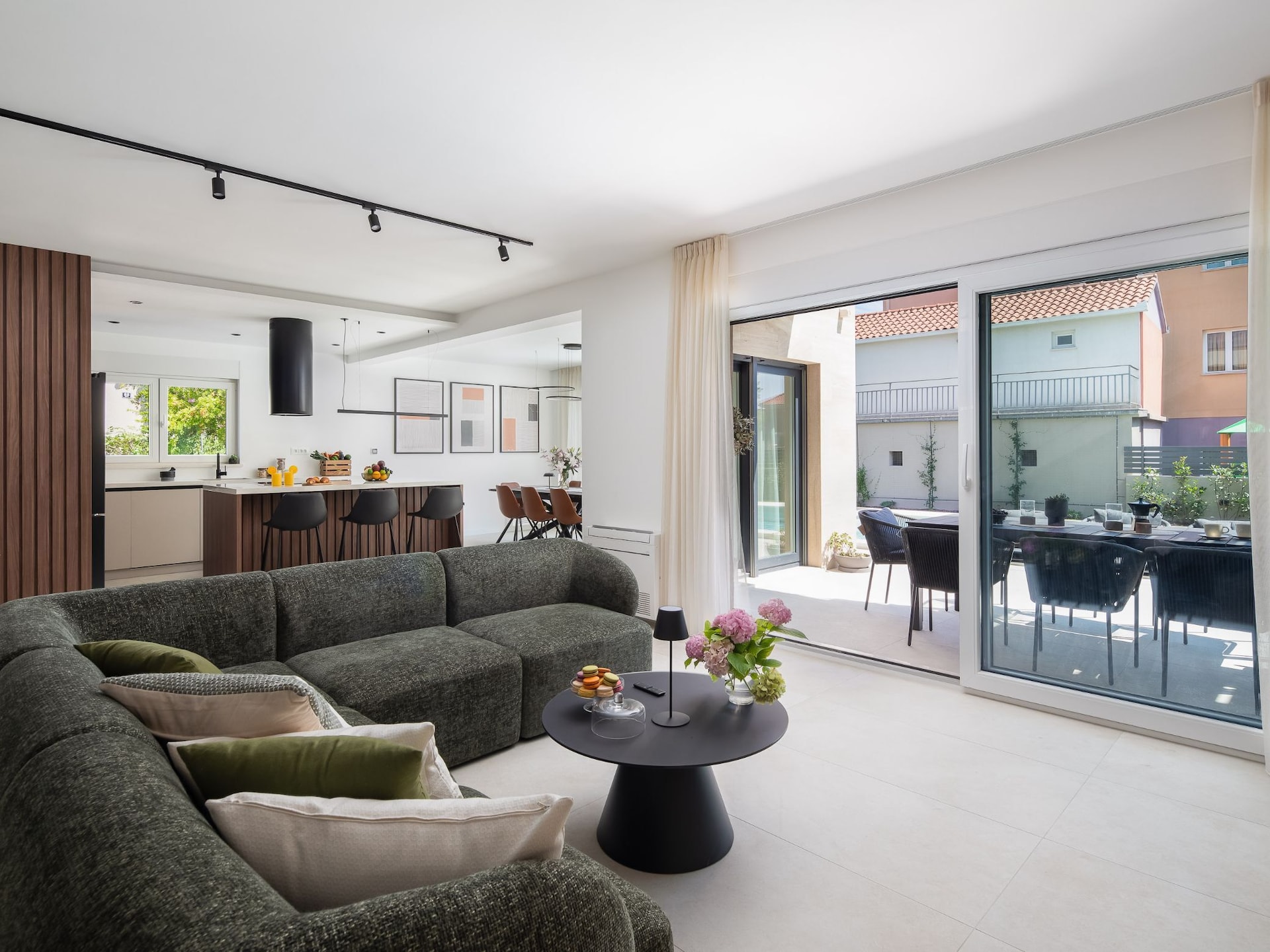 Villa Prima Lux: Ruim vakantiehuis met privézwembad op 400m van zee bij Split - foto 1
