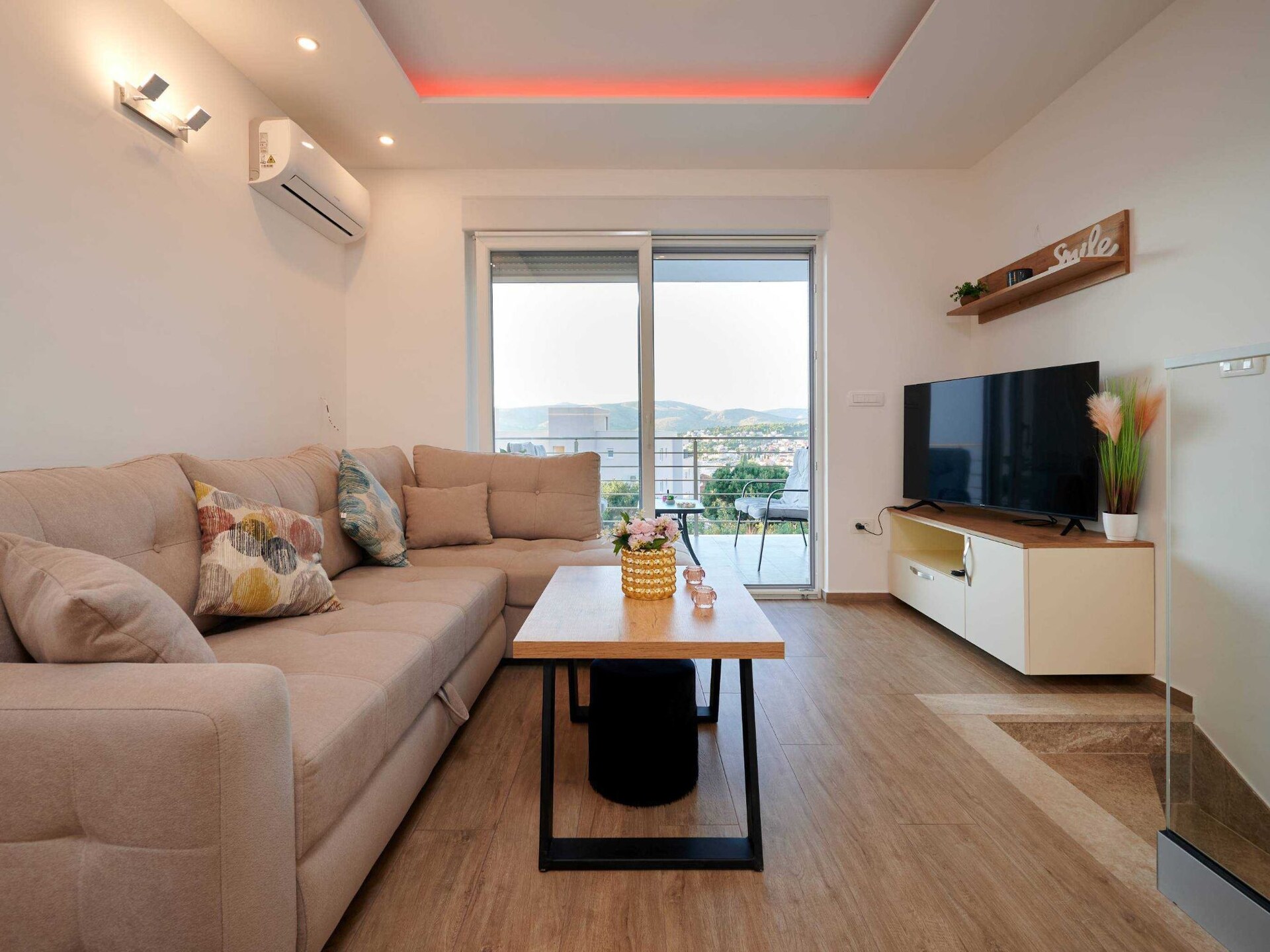 Ruim appartement voor 5 personen bij zee in Okrug Gornji met gedeeld zwembad - foto 1