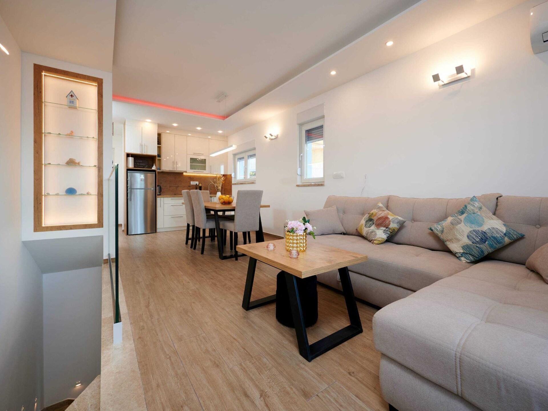 Ruim appartement voor 5 personen bij zee in Okrug Gornji met gedeeld zwembad - foto 3