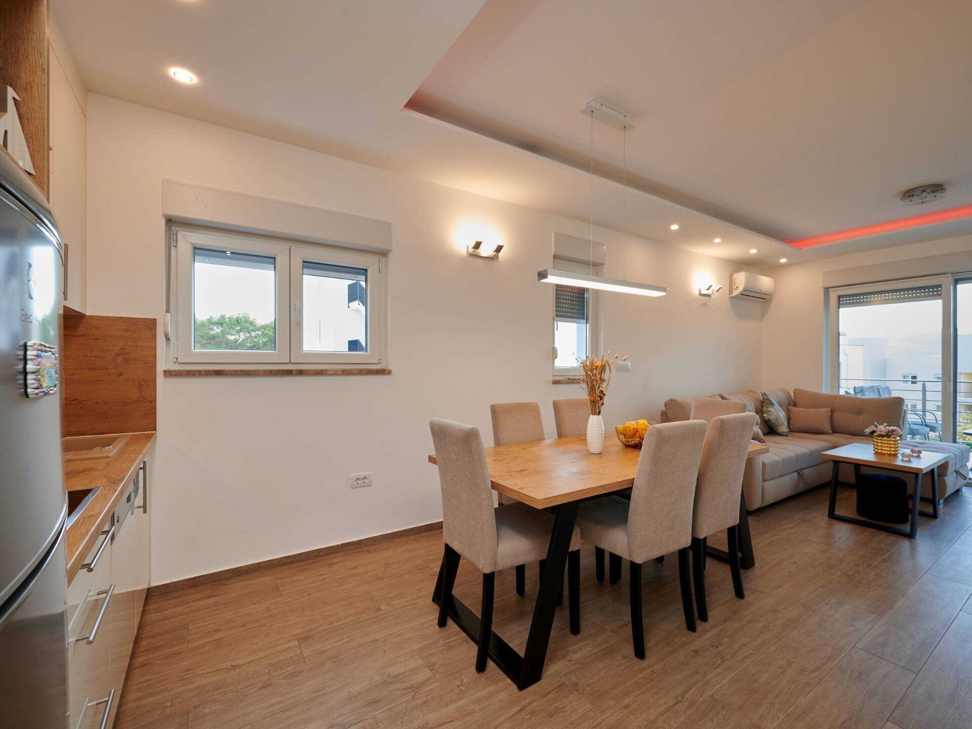 Ruim appartement voor 5 personen bij zee in Okrug Gornji met gedeeld zwembad - foto 5