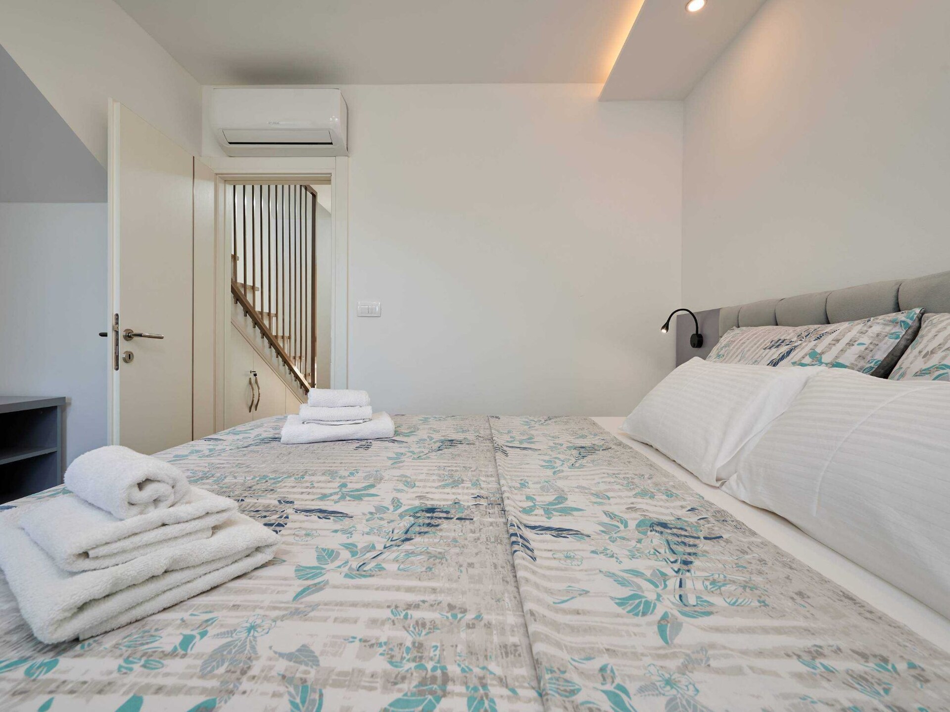 Ruim appartement voor 5 personen bij zee in Okrug Gornji met gedeeld zwembad - foto 11