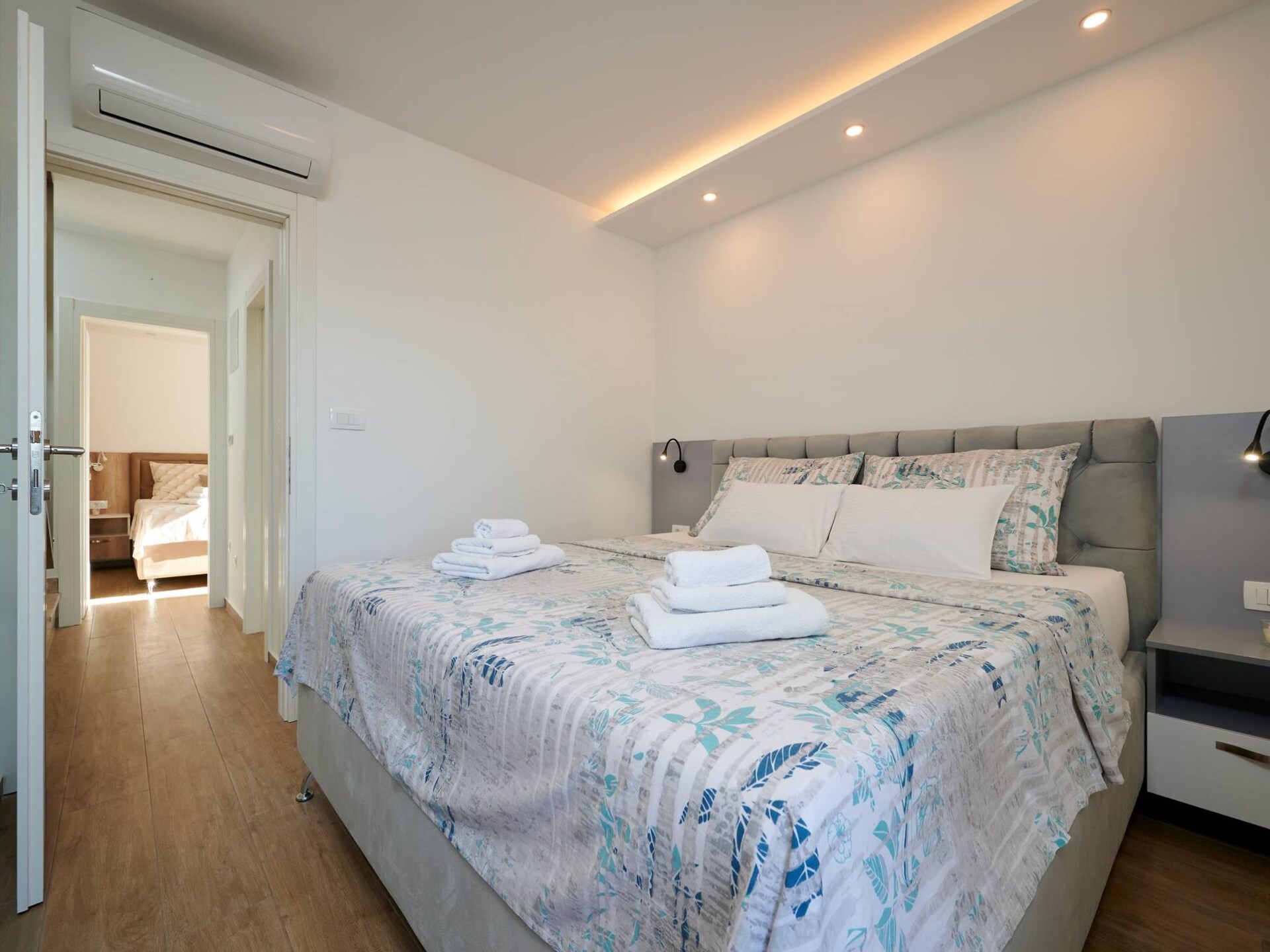 Ruim appartement voor 5 personen bij zee in Okrug Gornji met gedeeld zwembad - foto 12