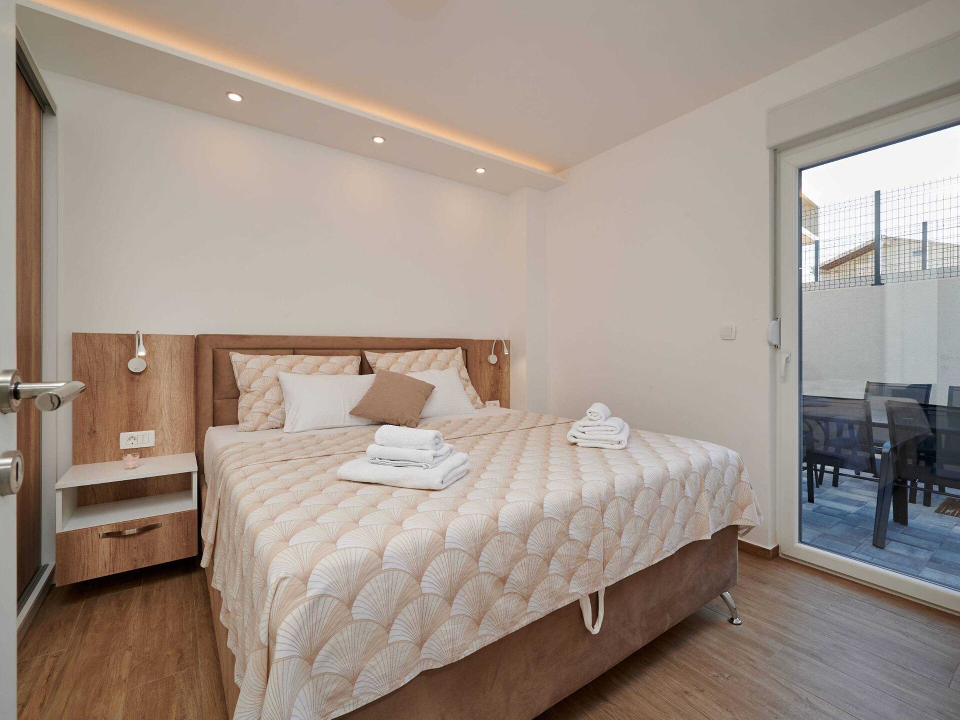 Ruim appartement voor 5 personen bij zee in Okrug Gornji met gedeeld zwembad - foto 14