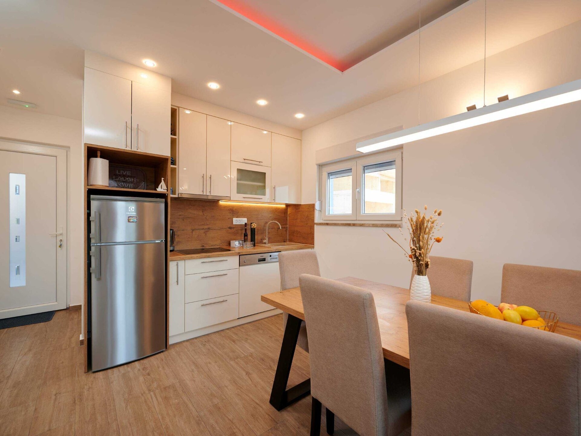 Ruim appartement voor 5 personen bij zee in Okrug Gornji met gedeeld zwembad - foto 9