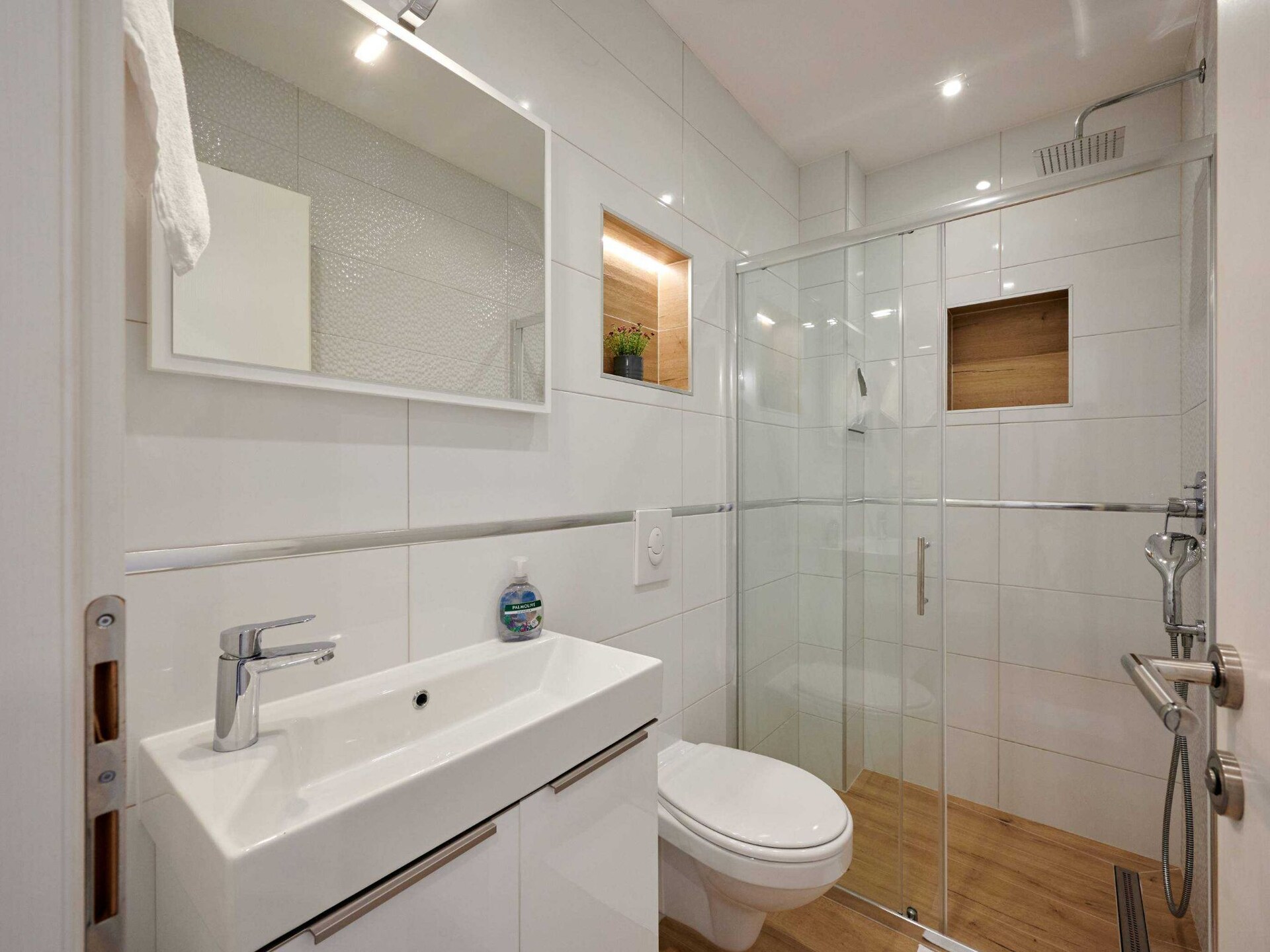 Ruim appartement voor 5 personen bij zee in Okrug Gornji met gedeeld zwembad - foto 17