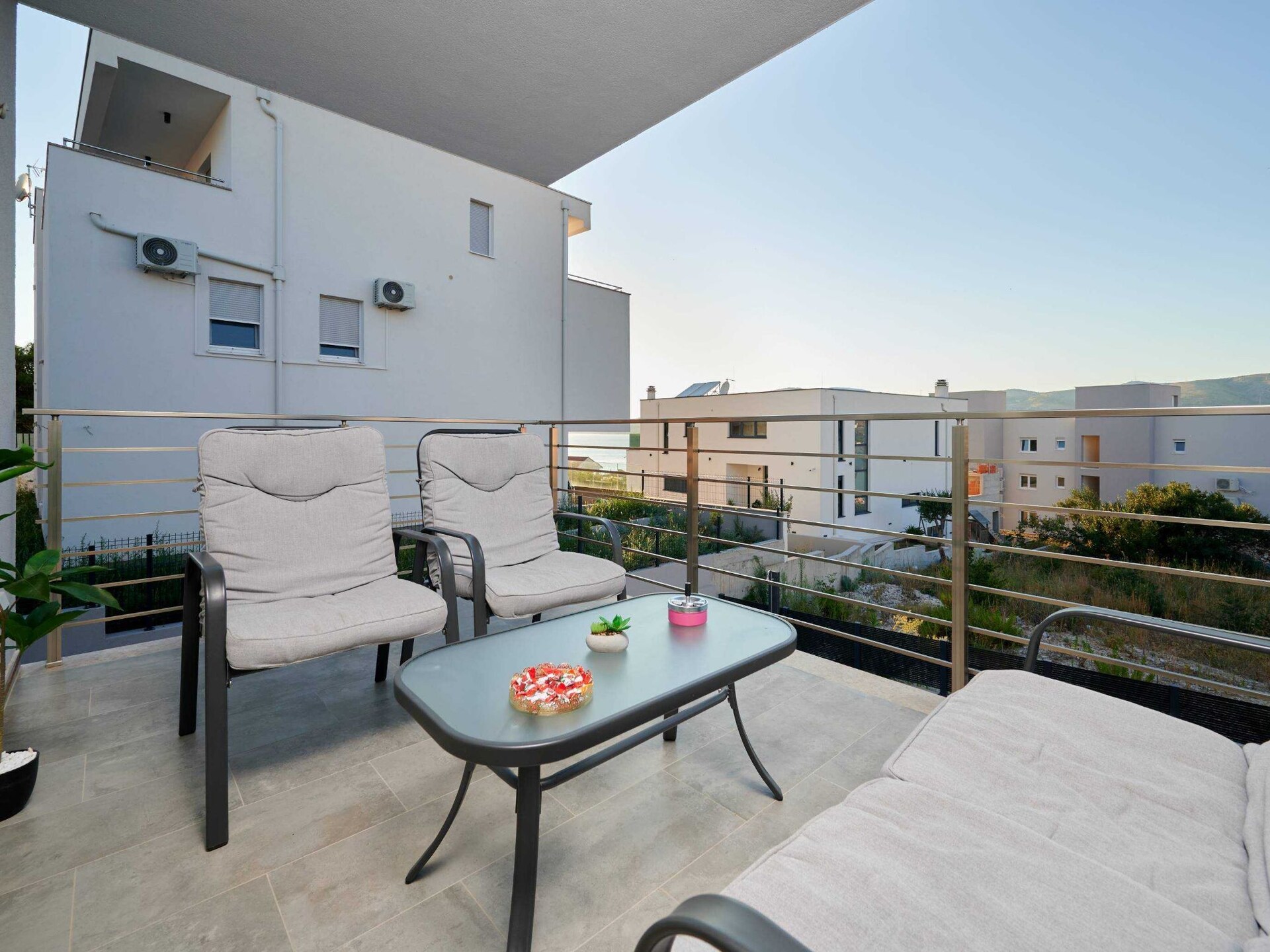 Ruim appartement voor 5 personen bij zee in Okrug Gornji met gedeeld zwembad - foto 25