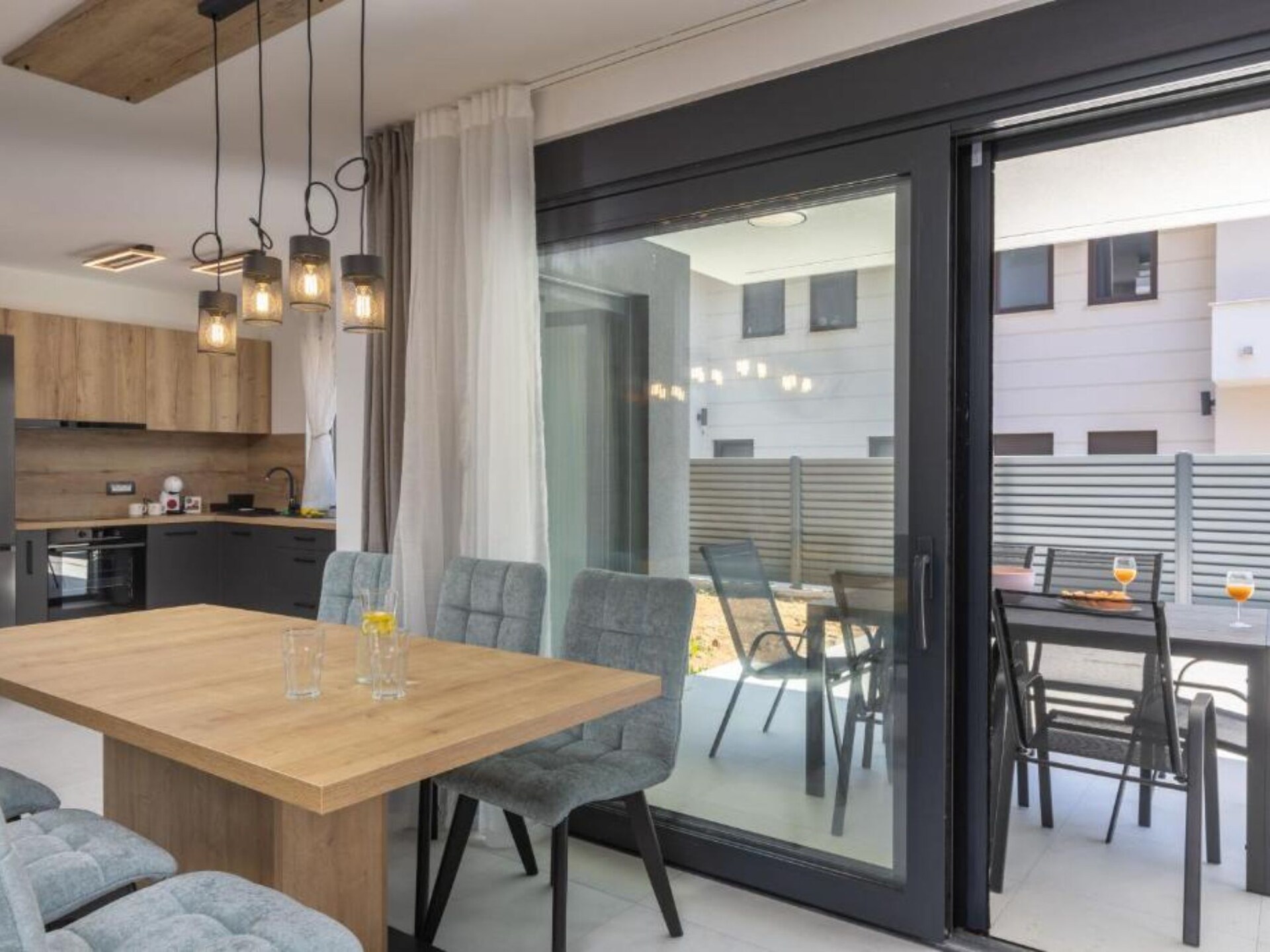 Zonovergoten driekamerappartement vlakbij zee op eiland Krk - foto 1
