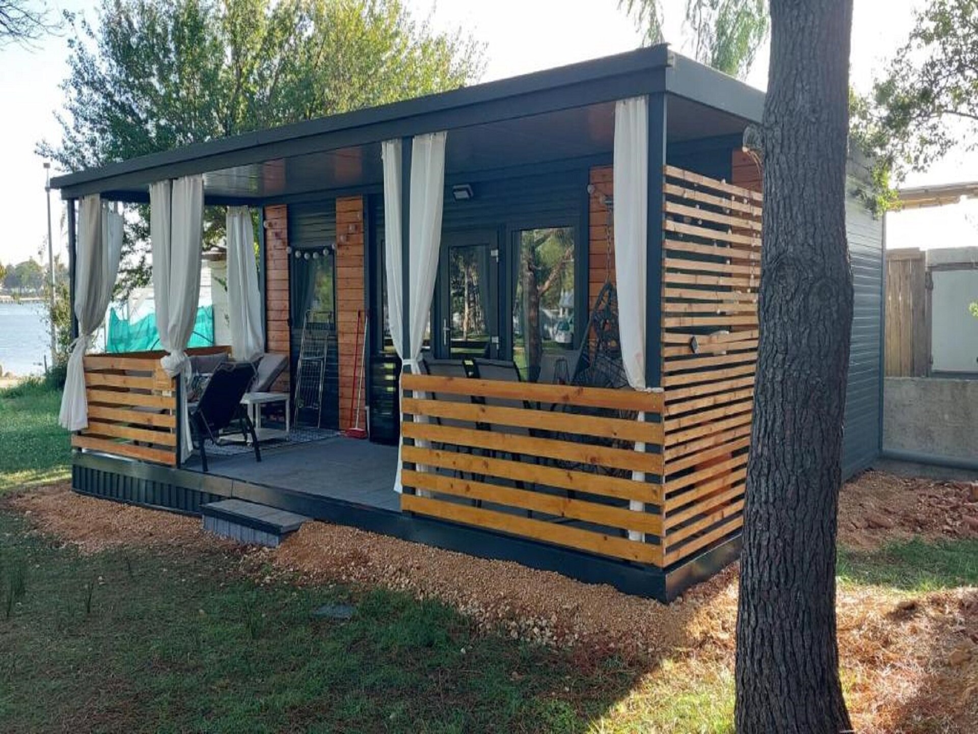 Stacaravan aan zee in Privlaka voor 6 personen met terras en uitzicht - foto 1