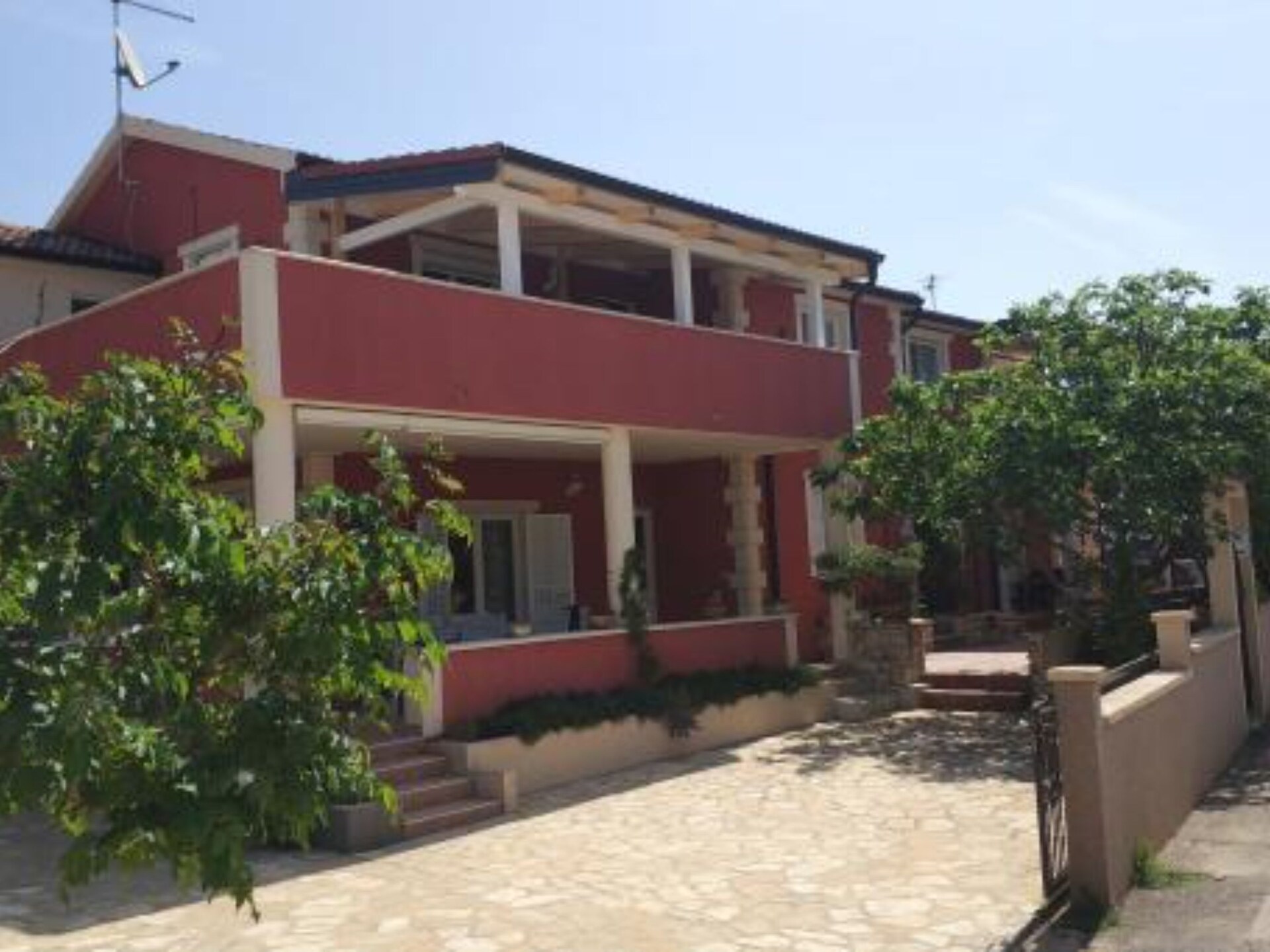 Ruim 2-slaapkamer appartement met terras op 700m van strand in Vodice - foto 12
