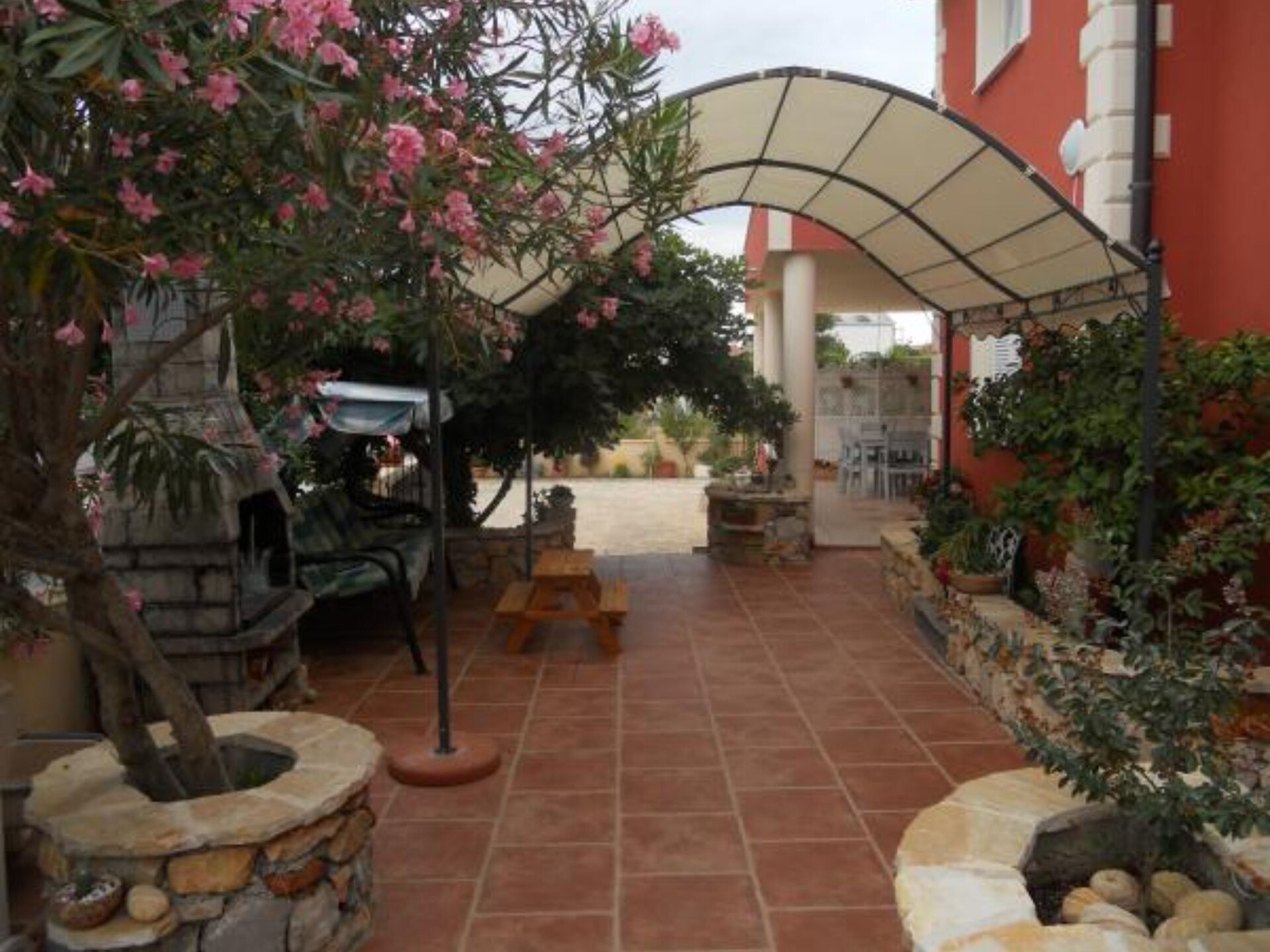 Ruim 2-slaapkamer appartement met terras op 700m van strand in Vodice - foto 11
