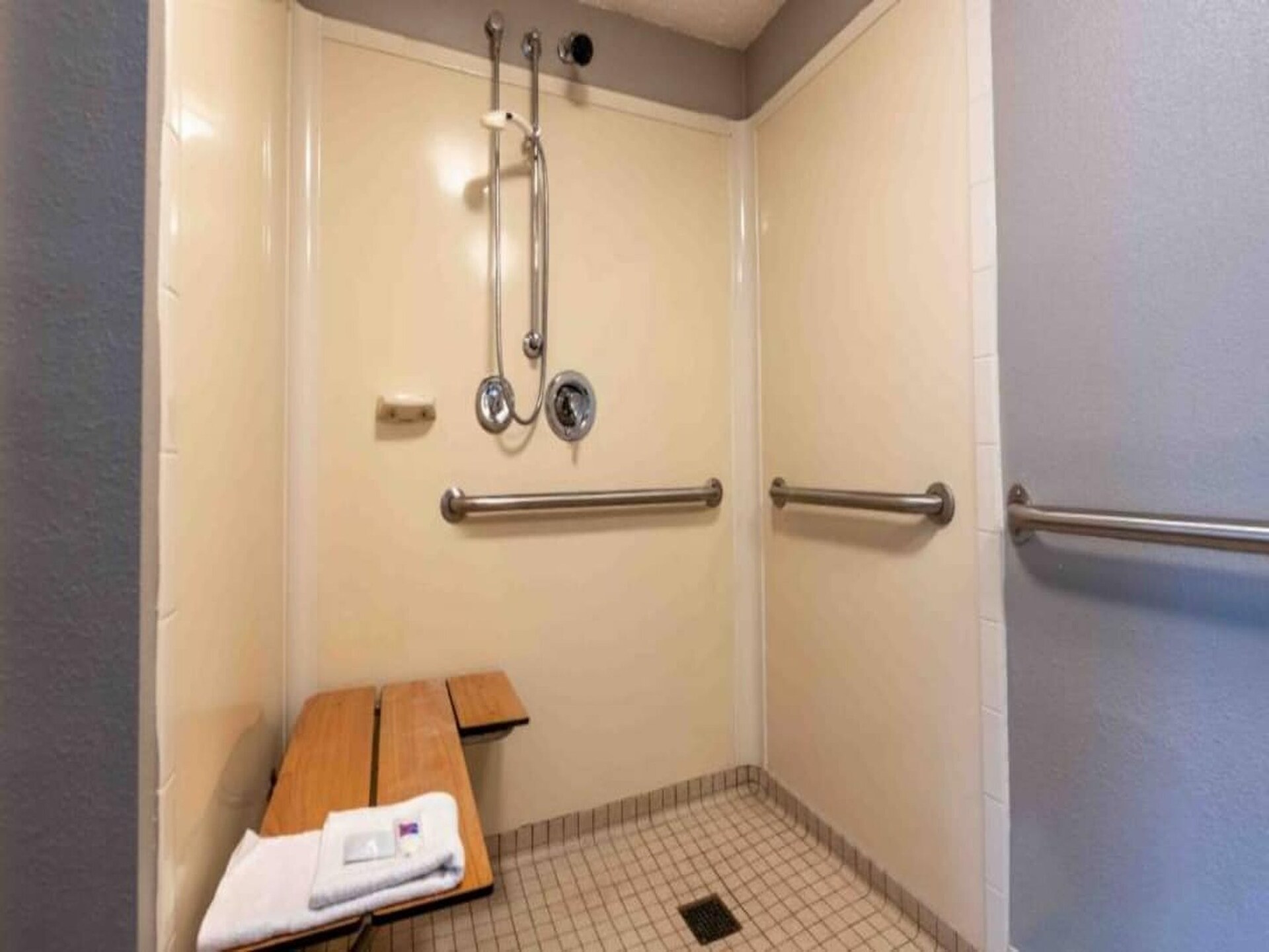Comfortabel appartement in Charlotte met bad en gratis WiFi - foto 12