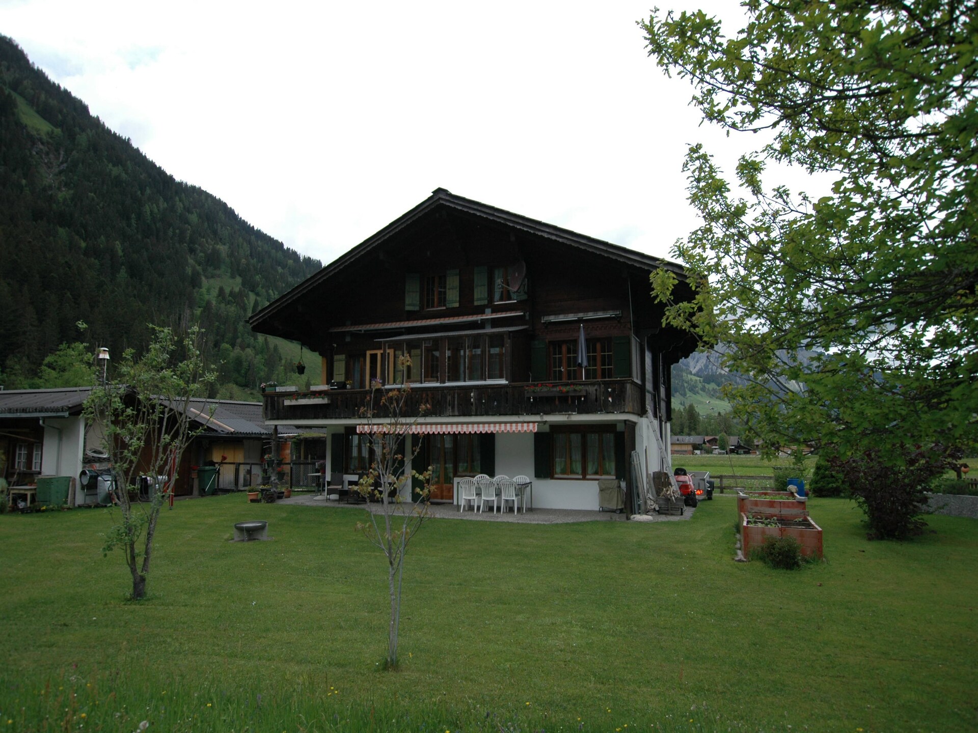 Ruim appartement in Lenk met bergzicht, terras en BBQ voor 6 personen - foto 18