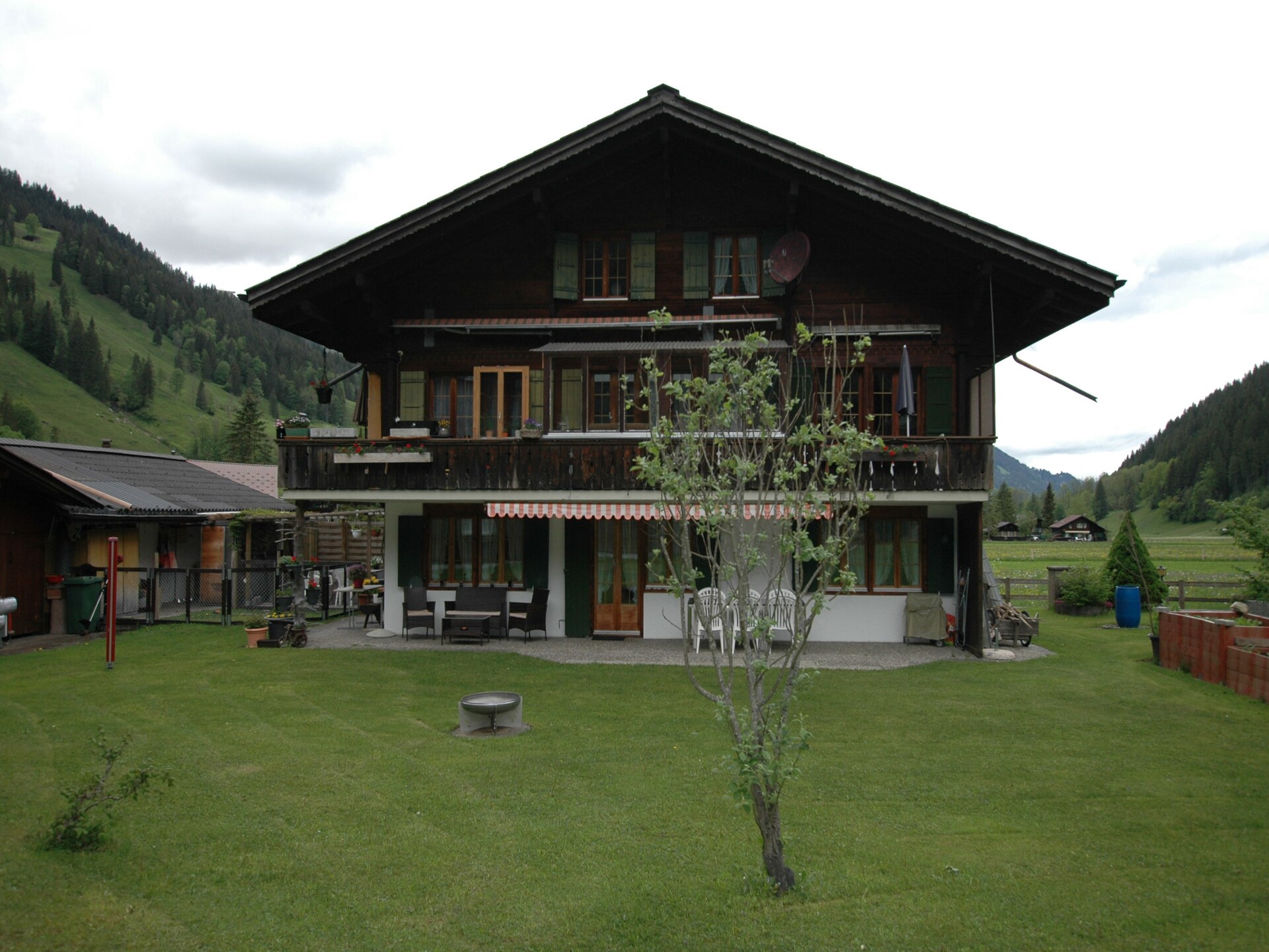 Ruim appartement in Lenk met bergzicht, terras en BBQ voor 6 personen - foto 6