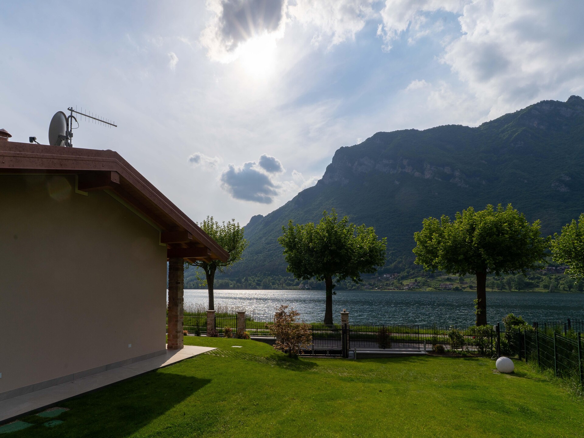 Vrijstaande villa aan het Idromeer met uitzicht op bergen en golfbaan - foto 27