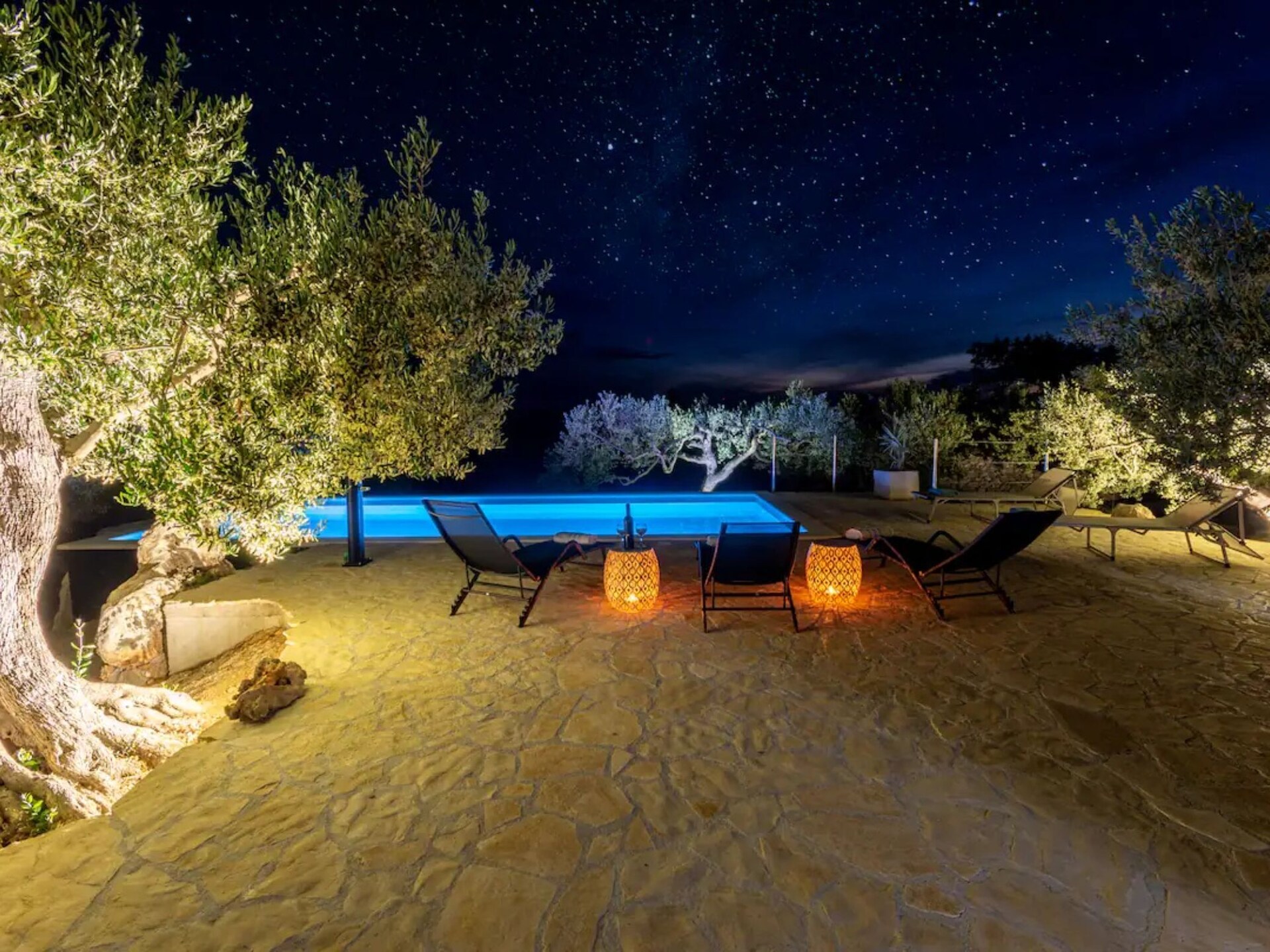 House of the Sun: Vrijstaand vakantiehuis met zwembad op Brač, 500m van strand - foto 29