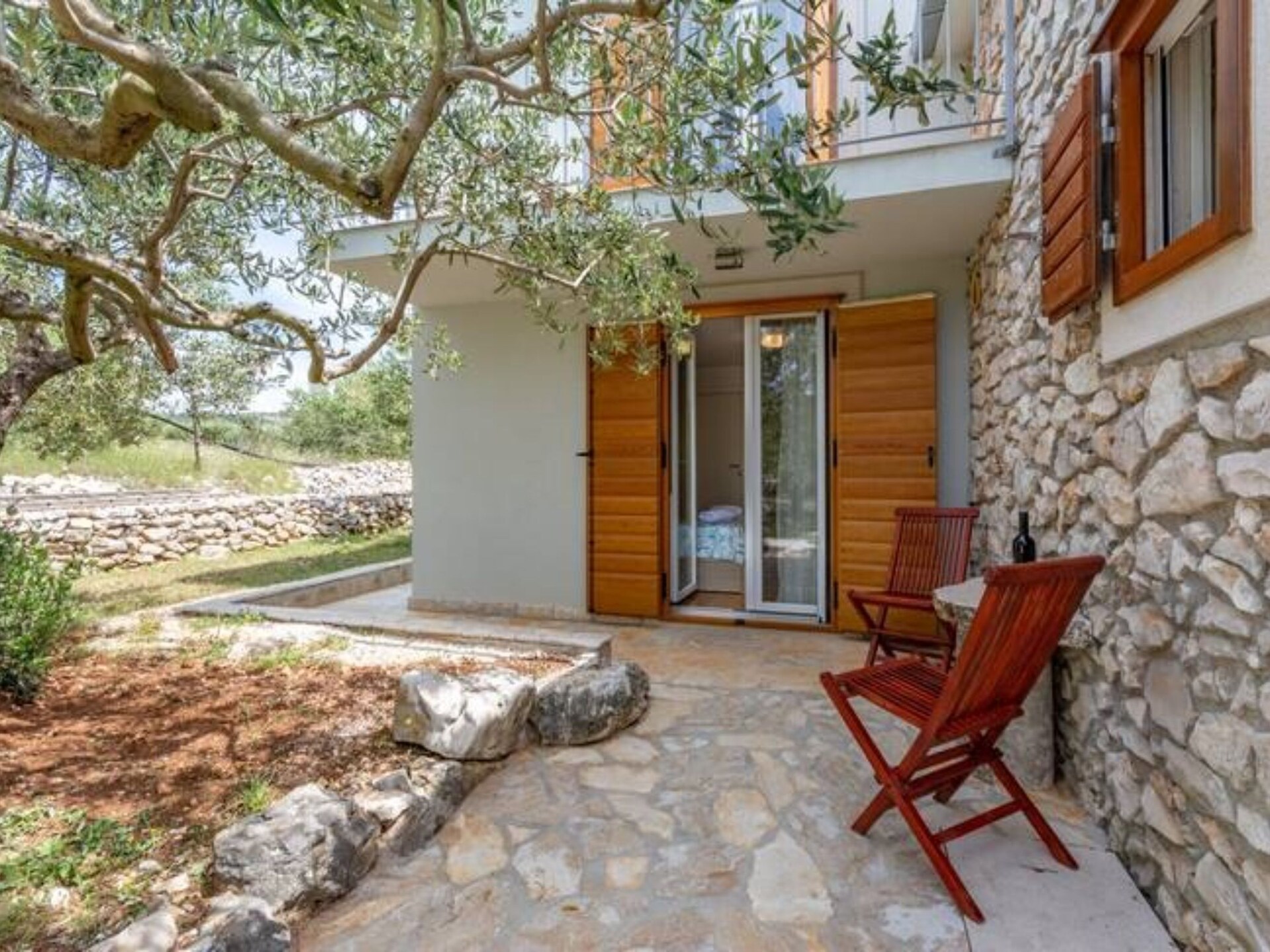 House of the Sun: Vrijstaand vakantiehuis met zwembad op Brač, 500m van strand - foto 28