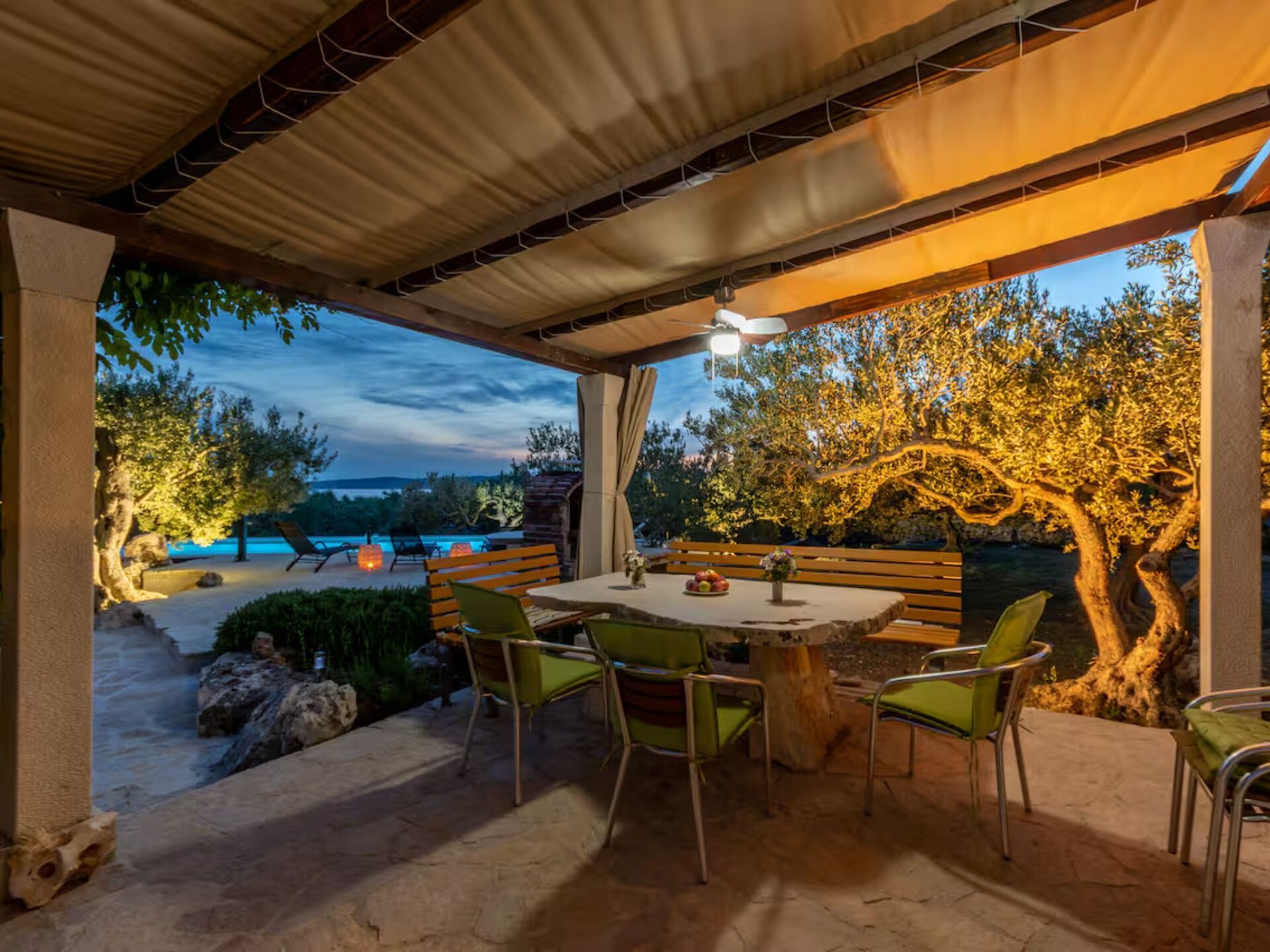 House of the Sun: Vrijstaand vakantiehuis met zwembad op Brač, 500m van strand - foto 26