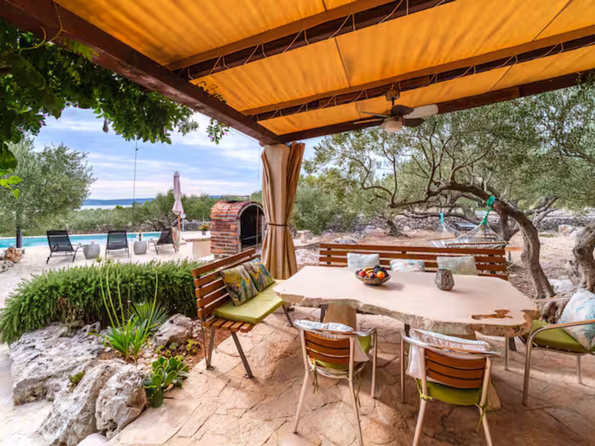 House of the Sun: Vrijstaand vakantiehuis met zwembad op Brač, 500m van strand - foto 25