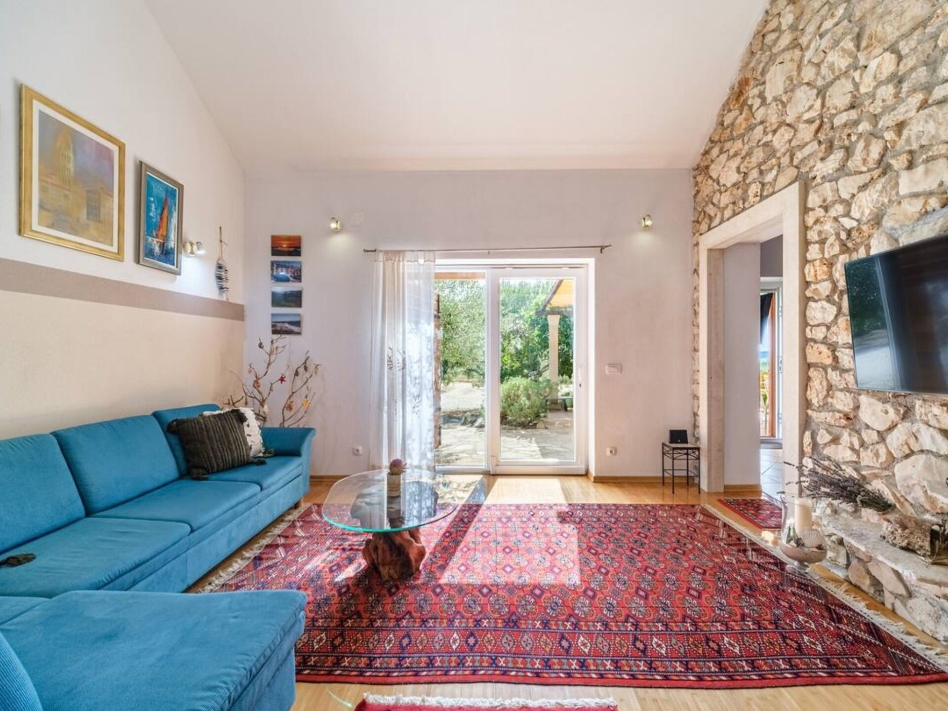 House of the Sun: Vrijstaand vakantiehuis met zwembad op Brač, 500m van strand - foto 3
