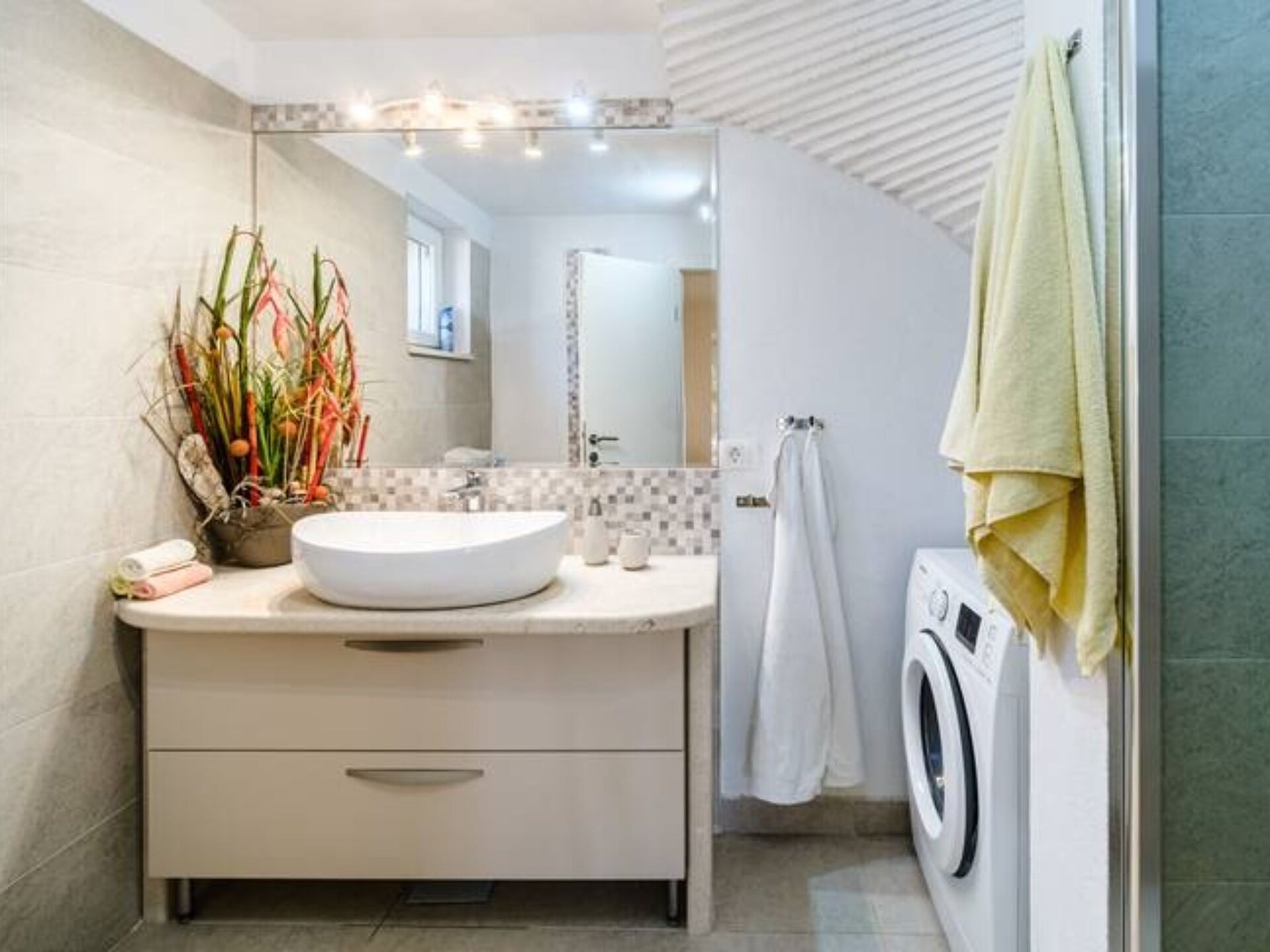 House of the Sun: Vrijstaand vakantiehuis met zwembad op Brač, 500m van strand - foto 16
