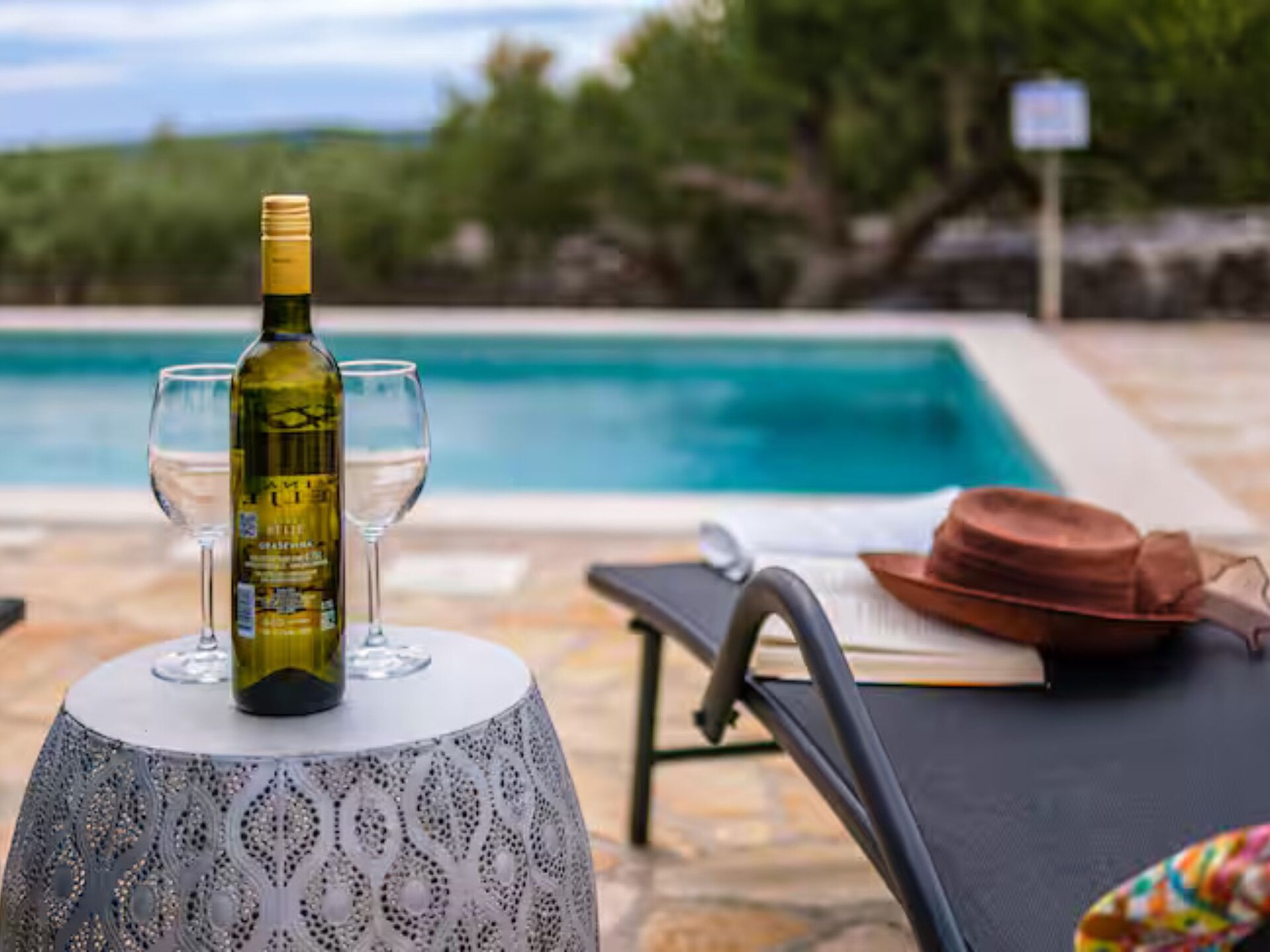 House of the Sun: Vrijstaand vakantiehuis met zwembad op Brač, 500m van strand - foto 34