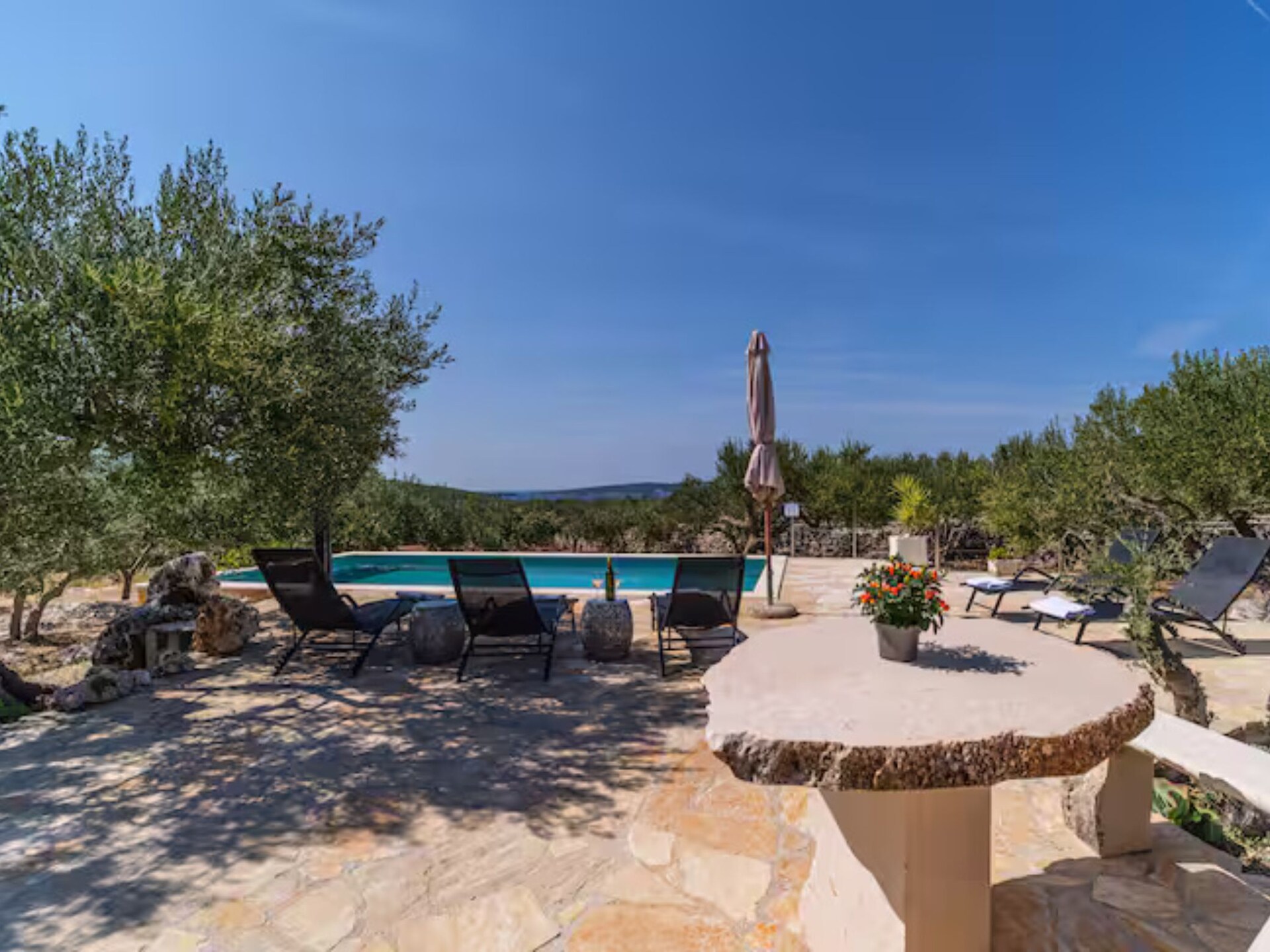 House of the Sun: Vrijstaand vakantiehuis met zwembad op Brač, 500m van strand - foto 35