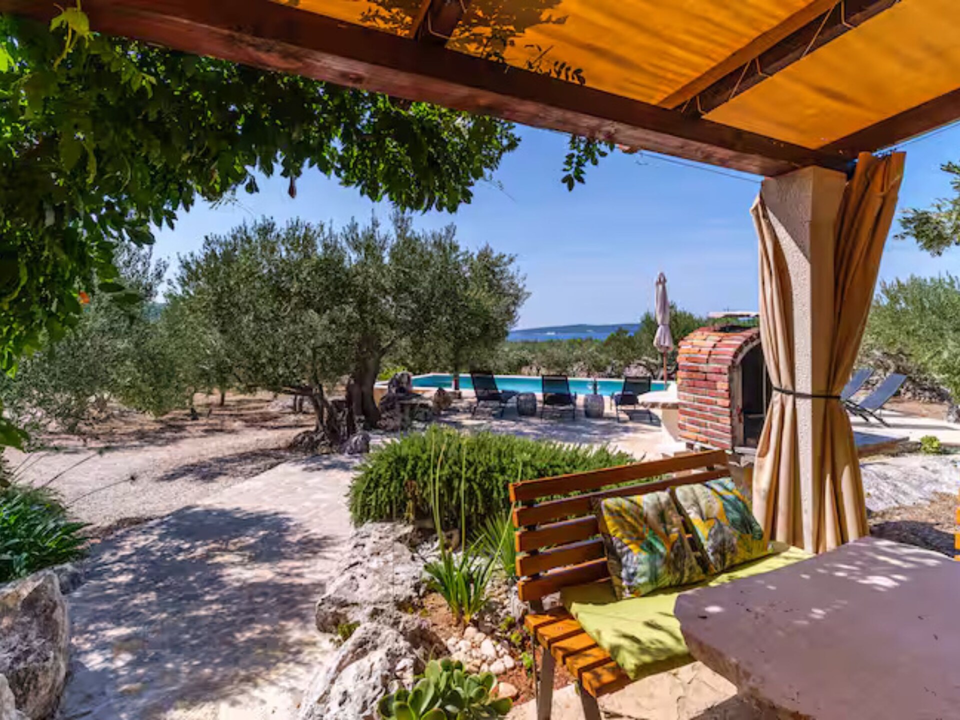 House of the Sun: Vrijstaand vakantiehuis met zwembad op Brač, 500m van strand - foto 36