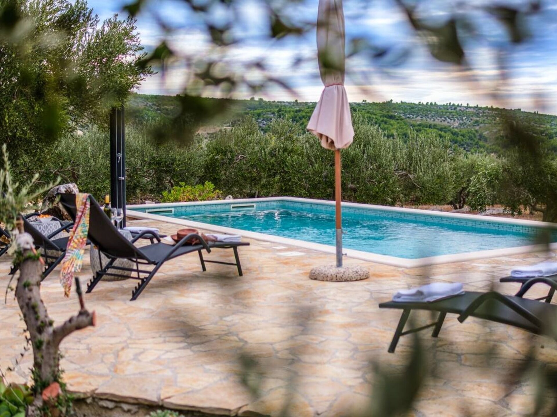 House of the Sun: Vrijstaand vakantiehuis met zwembad op Brač, 500m van strand - foto 37