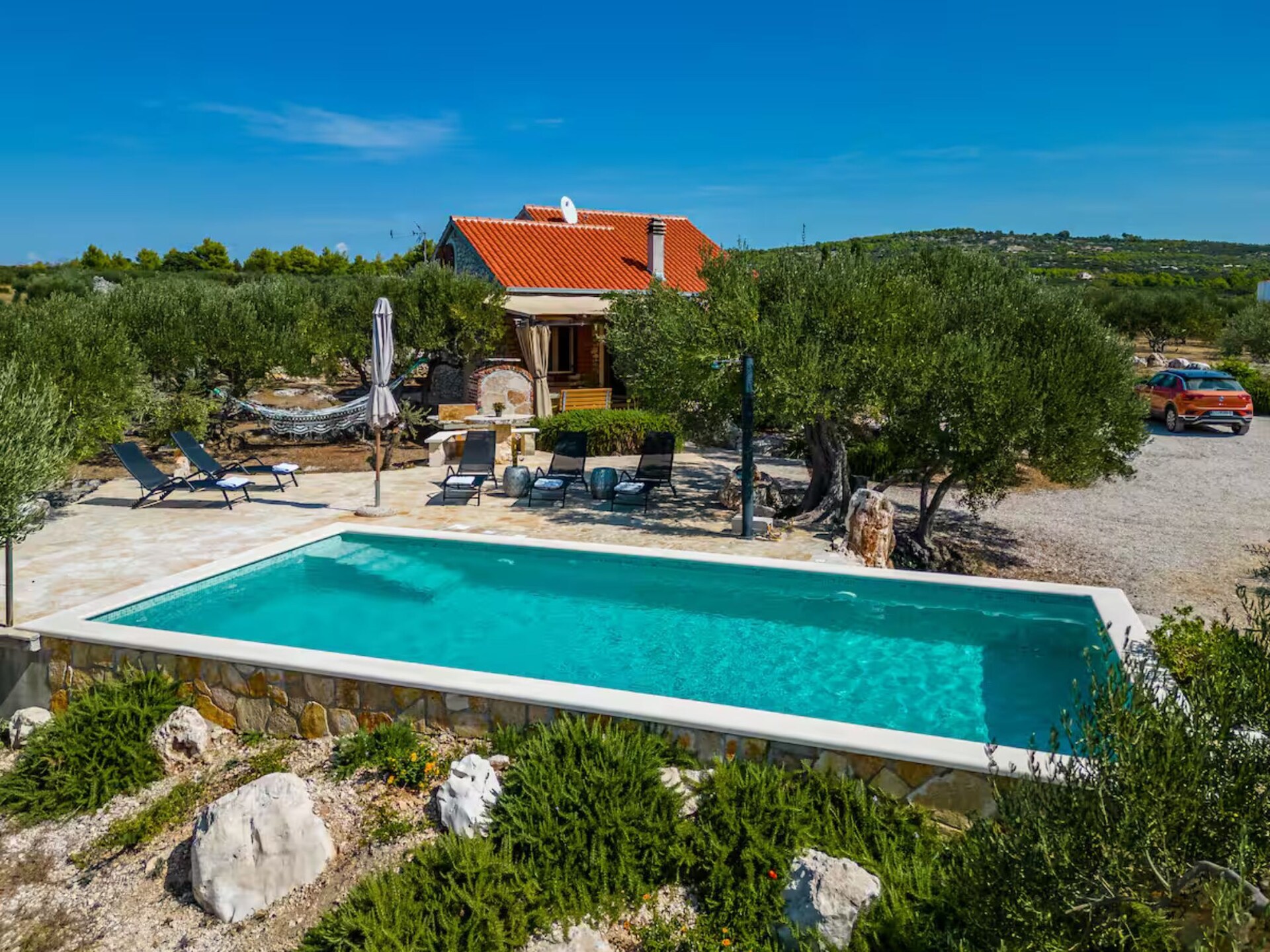 House of the Sun: Vrijstaand vakantiehuis met zwembad op Brač, 500m van strand - foto 38