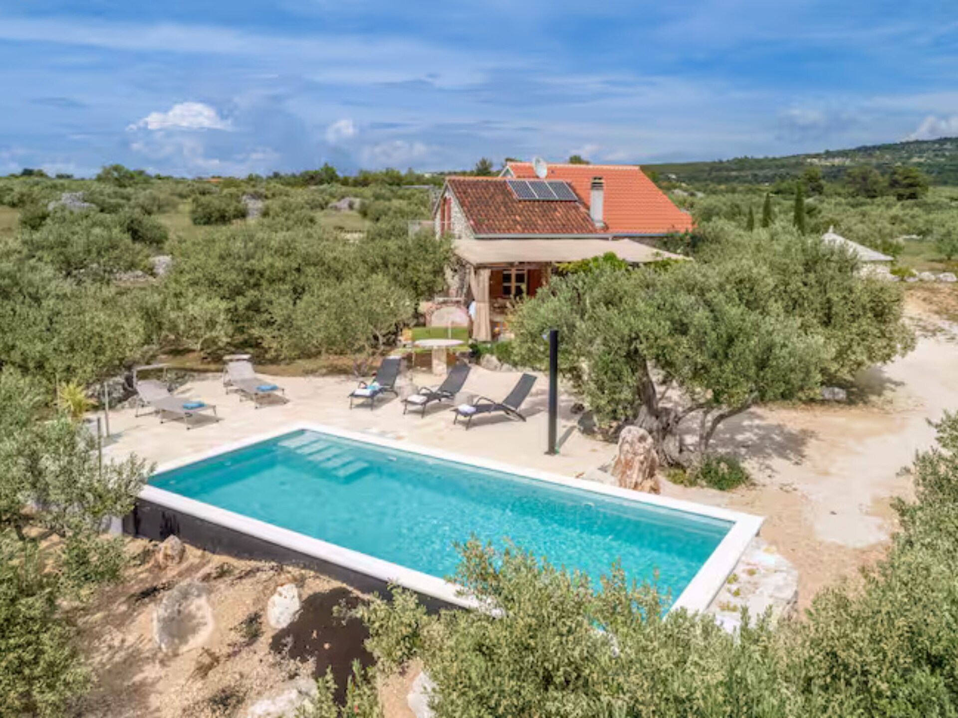 House of the Sun: Vrijstaand vakantiehuis met zwembad op Brač, 500m van strand - foto 39