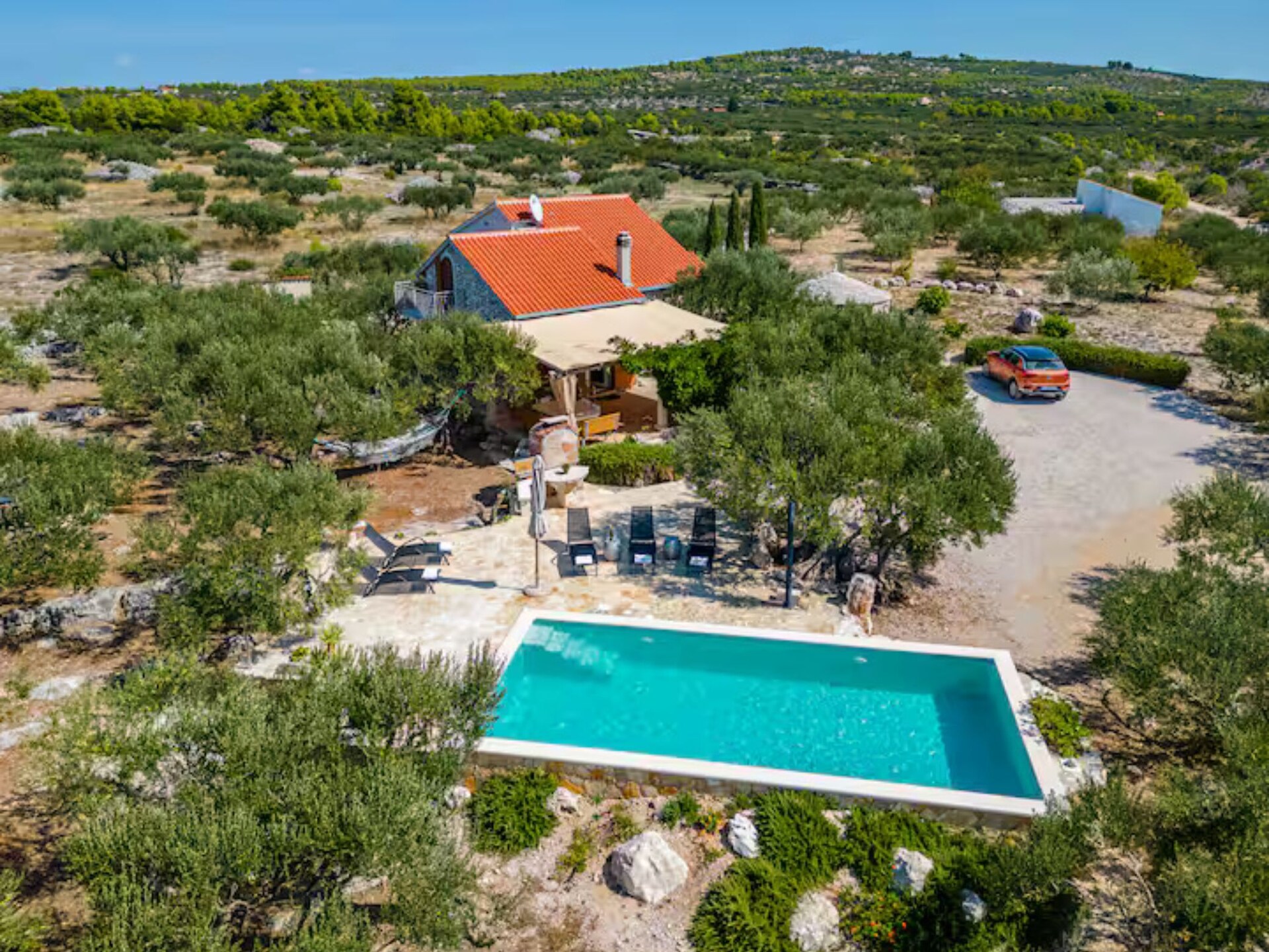 House of the Sun: Vrijstaand vakantiehuis met zwembad op Brač, 500m van strand - foto 40