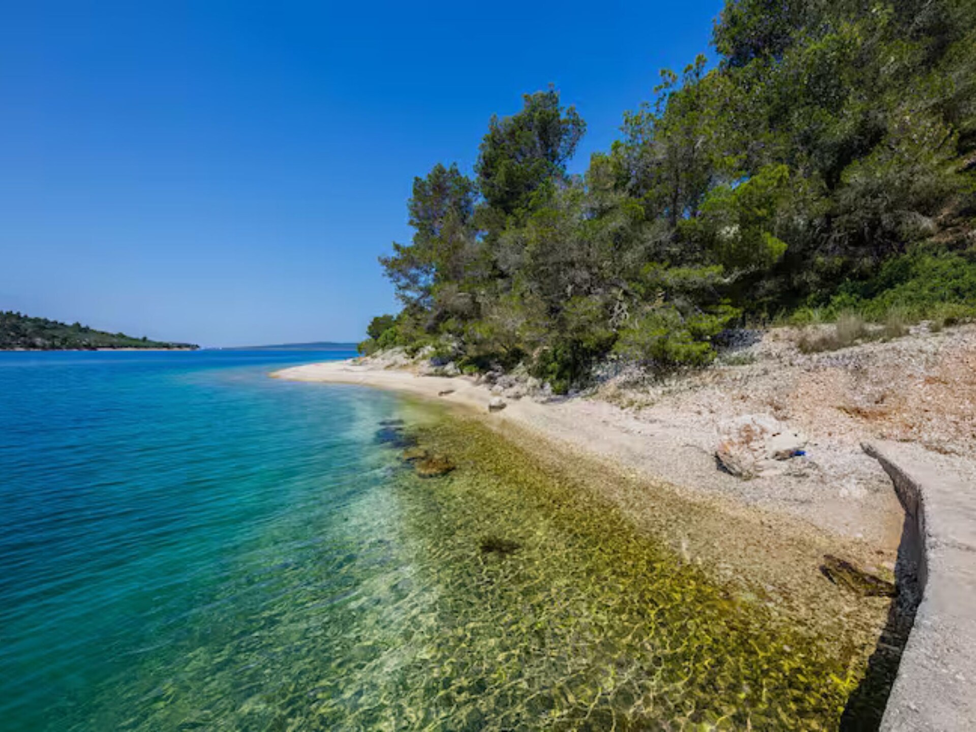 House of the Sun: Vrijstaand vakantiehuis met zwembad op Brač, 500m van strand - foto 23