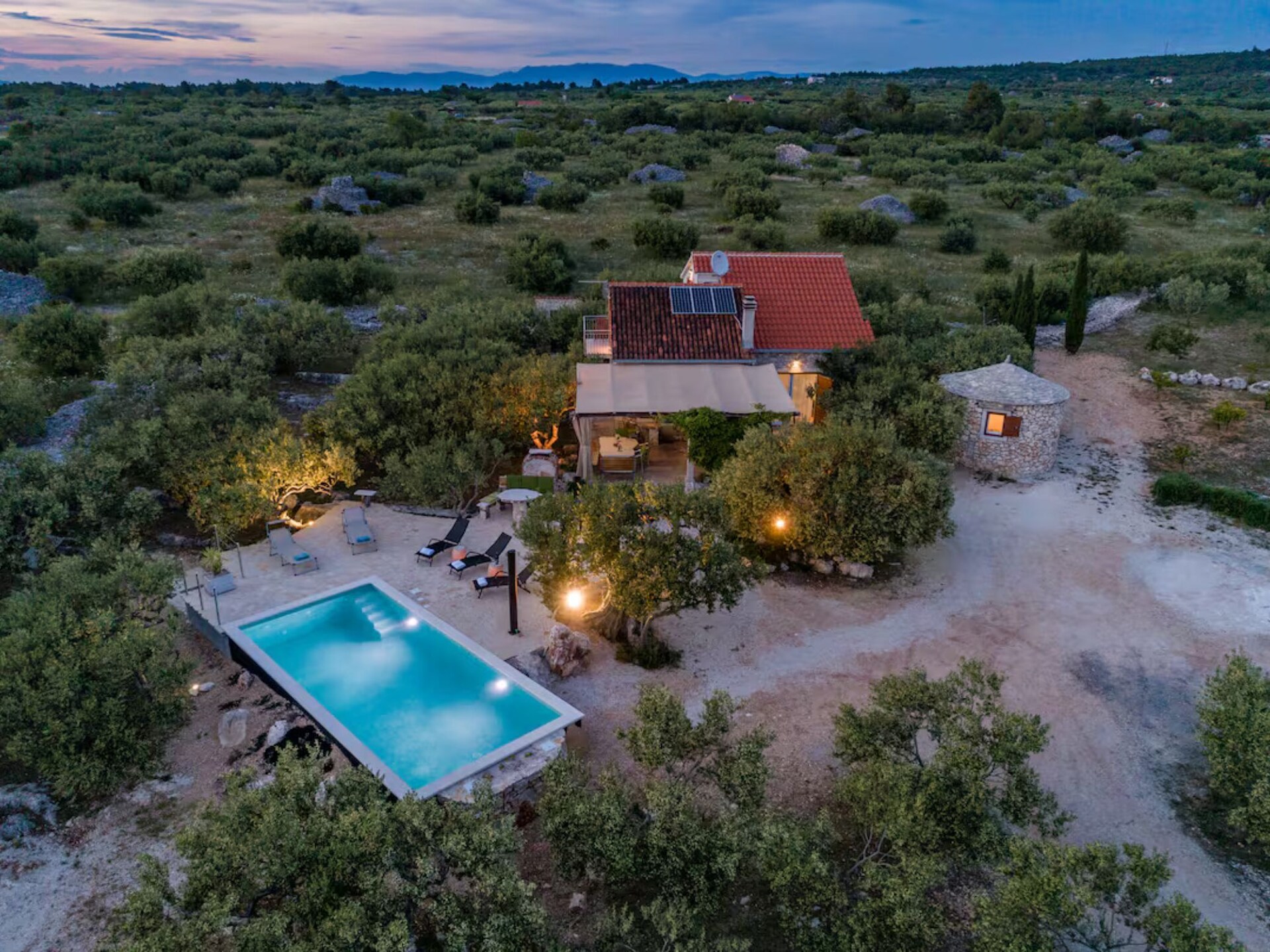 House of the Sun: Vrijstaand vakantiehuis met zwembad op Brač, 500m van strand - foto 41