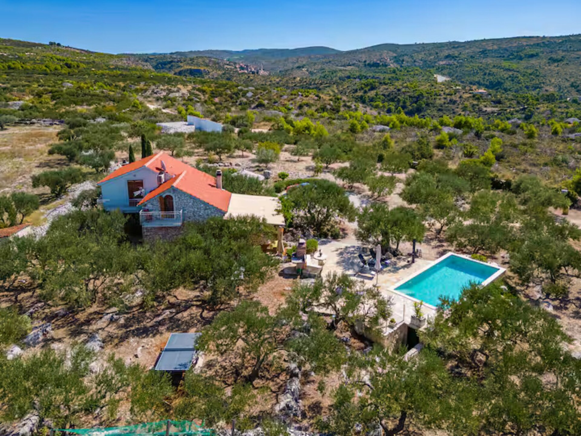 House of the Sun: Vrijstaand vakantiehuis met zwembad op Brač, 500m van strand - foto 42
