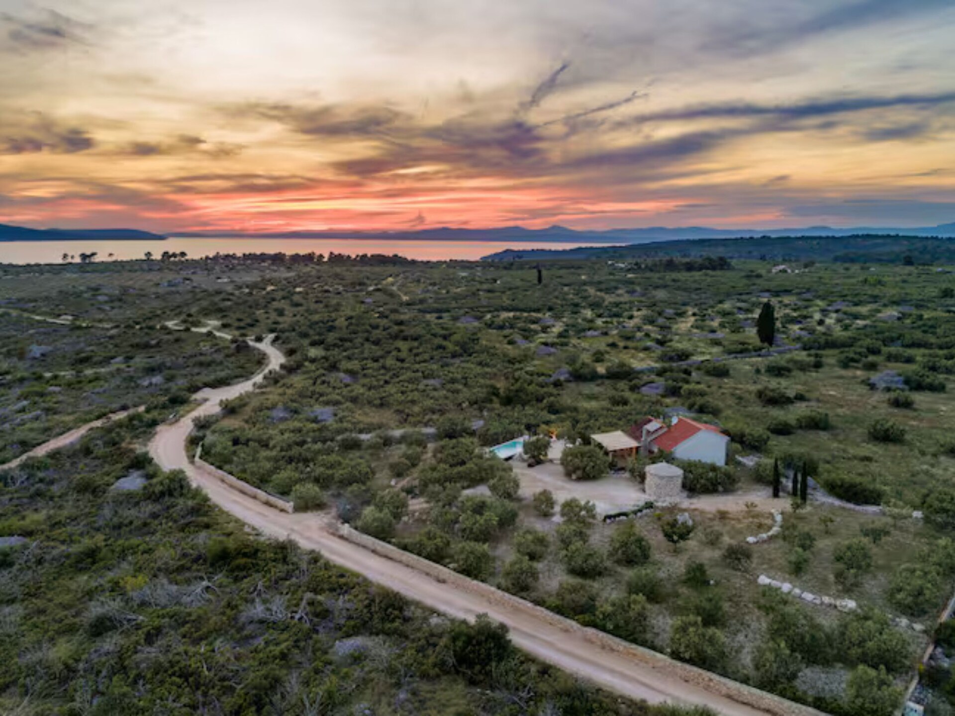 House of the Sun: Vrijstaand vakantiehuis met zwembad op Brač, 500m van strand - foto 43