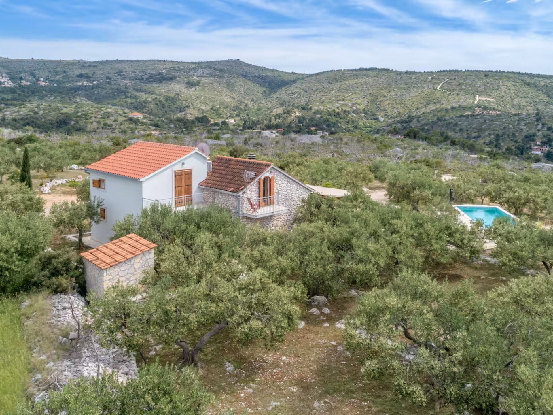 House of the Sun: Vrijstaand vakantiehuis met zwembad op Brač, 500m van strand - foto 44