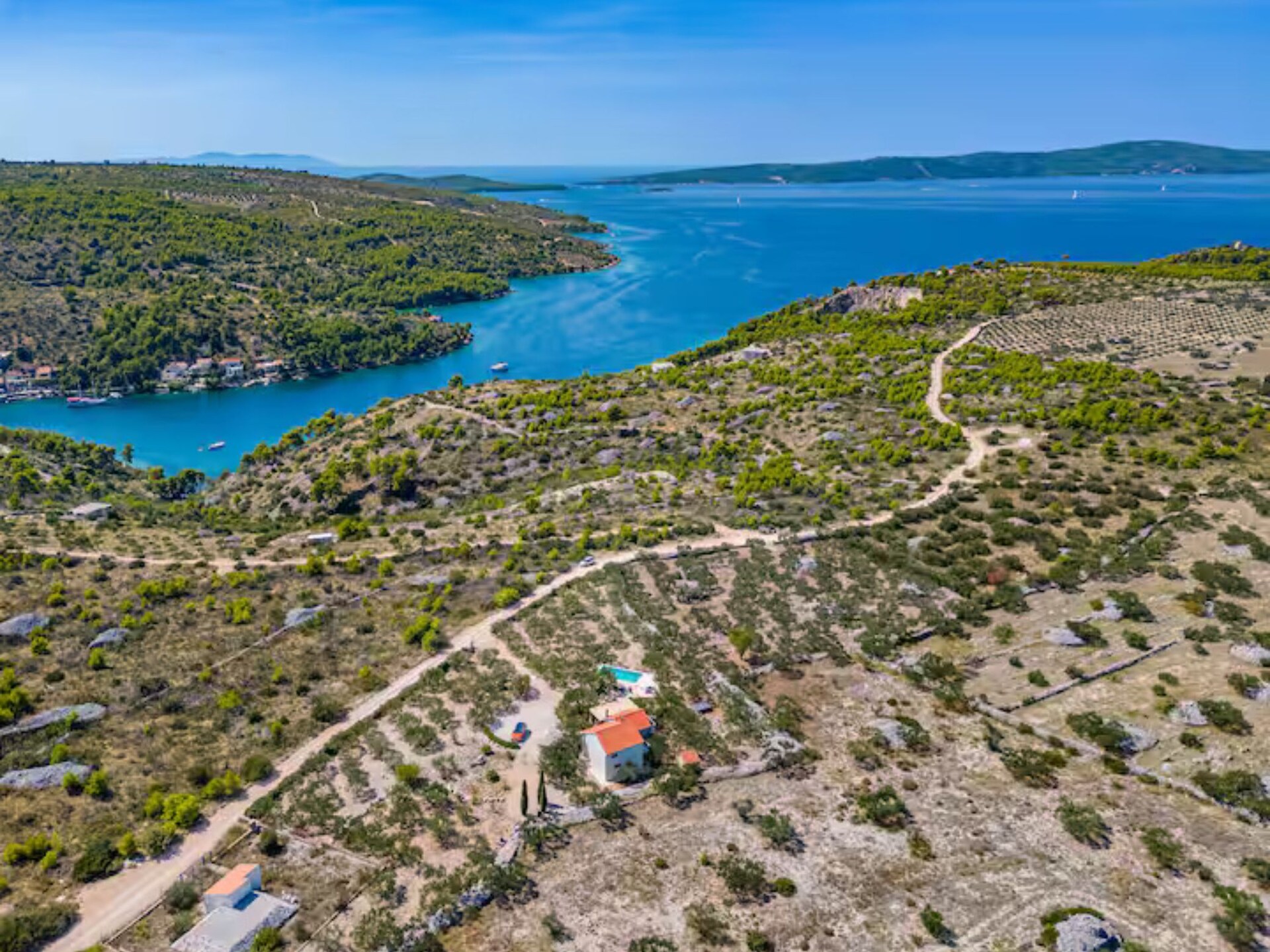 House of the Sun: Vrijstaand vakantiehuis met zwembad op Brač, 500m van strand - foto 45