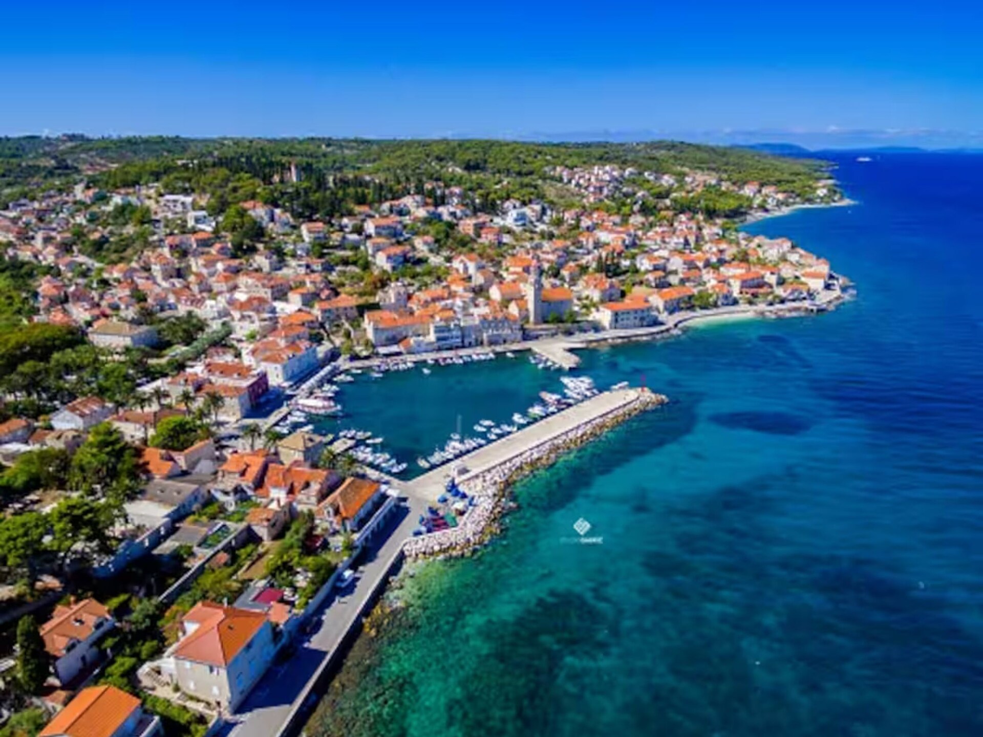 House of the Sun: Vrijstaand vakantiehuis met zwembad op Brač, 500m van strand - foto 46